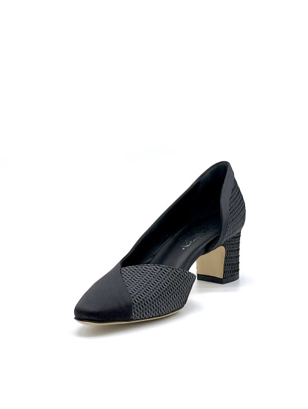 Black laminate fabric and silk pump with internal opening. Leather lining, leath