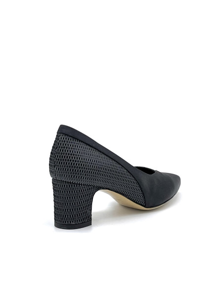 Black laminate fabric and silk pump with internal opening. Leather lining, leath