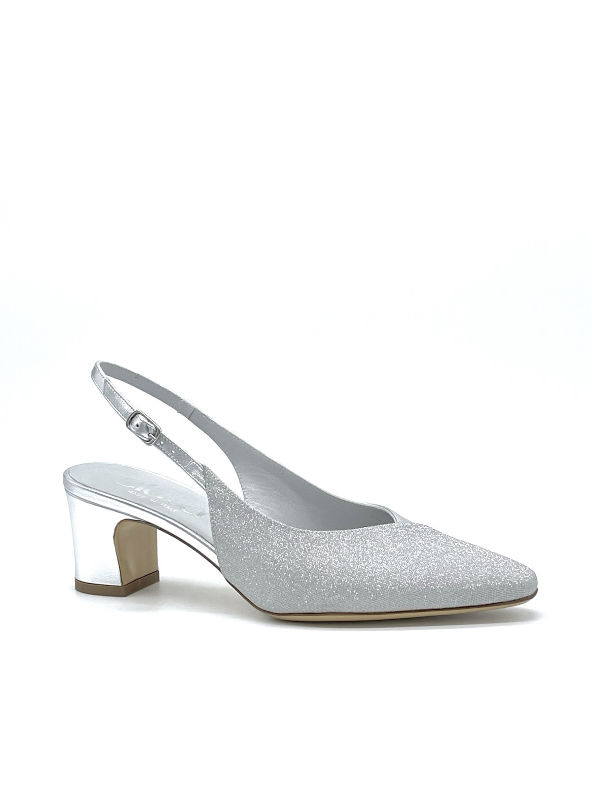 Slingback in pelle laminata e tessuto glitter argento. Fodera in pelle, suola in