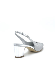 Slingback in pelle laminata e tessuto glitter argento. Fodera in pelle, suola in