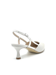 Milk color leather and honeycomb fabric slingback. Leather lining, leather sole.