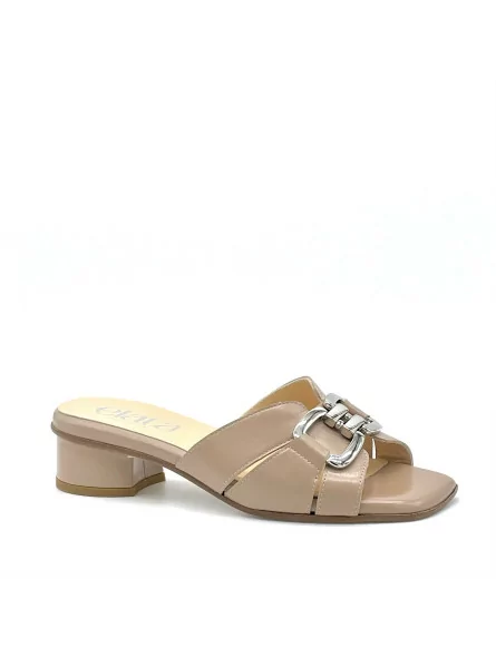 Mule in pelle marrone chiaro e accessorio argento e soletta piuma. Fodera in pel