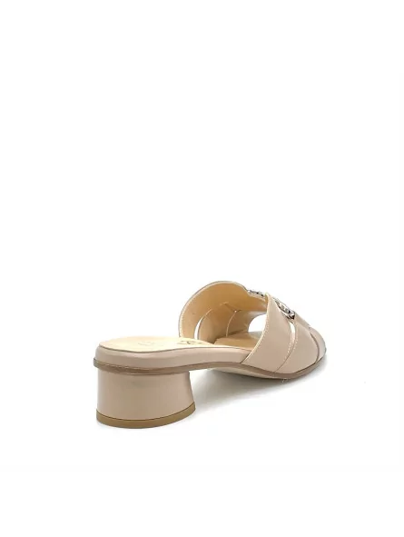 Mule in pelle marrone chiaro e accessorio argento e soletta piuma. Fodera in pel