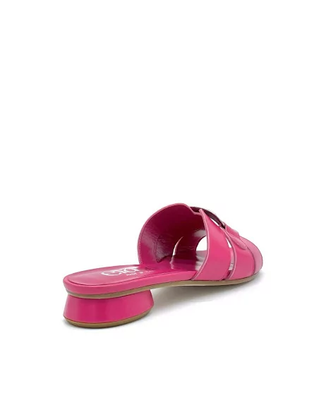 Mule in pelle fucsia e accessorio argento. Fodera in pelle, suola in cuoio. Alte
