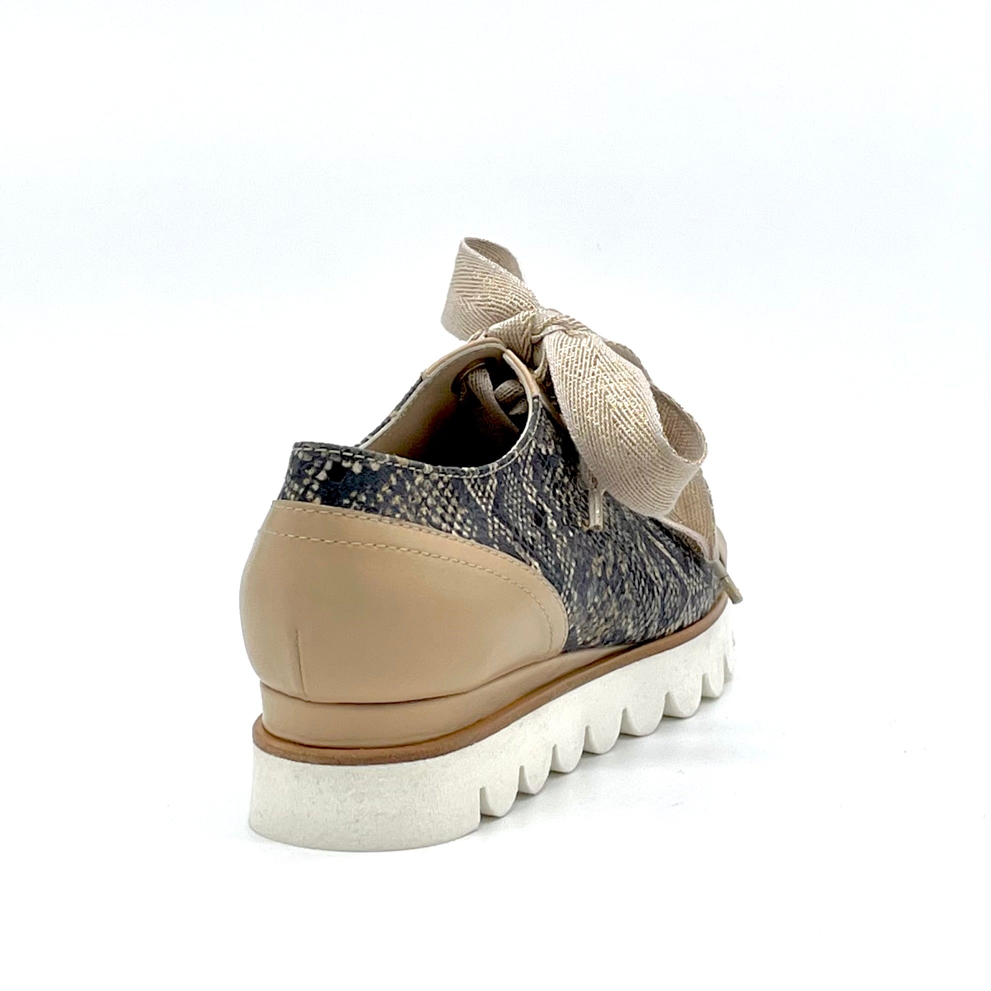 Scarpa allacciata in pelle pitonata e nappa beige - Cod. 59536