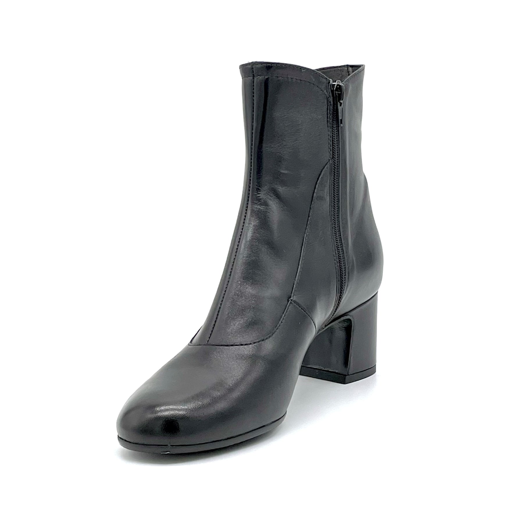 Black leather boot with covered button - Cod. 52536