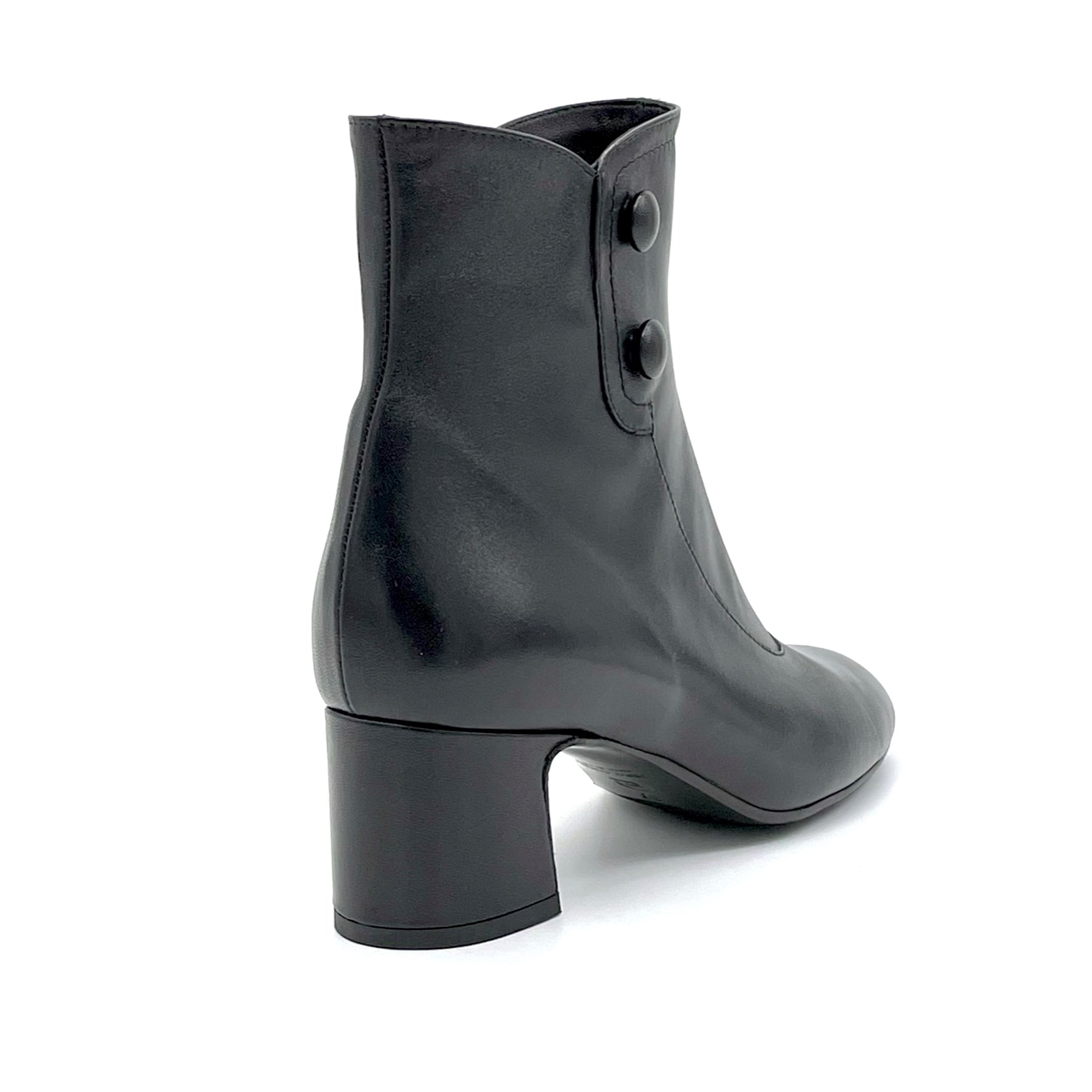 Stivaletto in pelle nera e bottoncini foderati - Cod. 52536