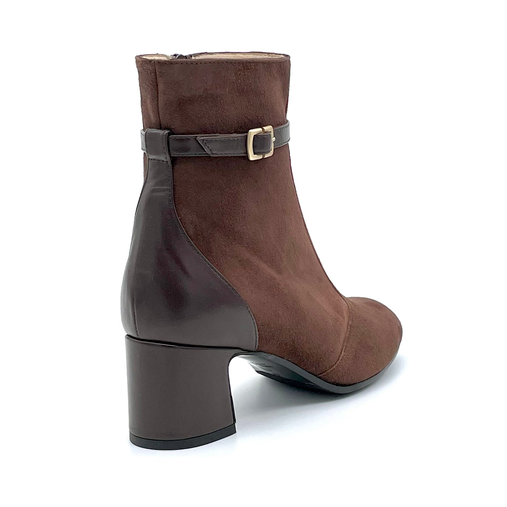 Stivaletto in camoscio e pelle marrone con fibbia dorata - Cod. 52538
