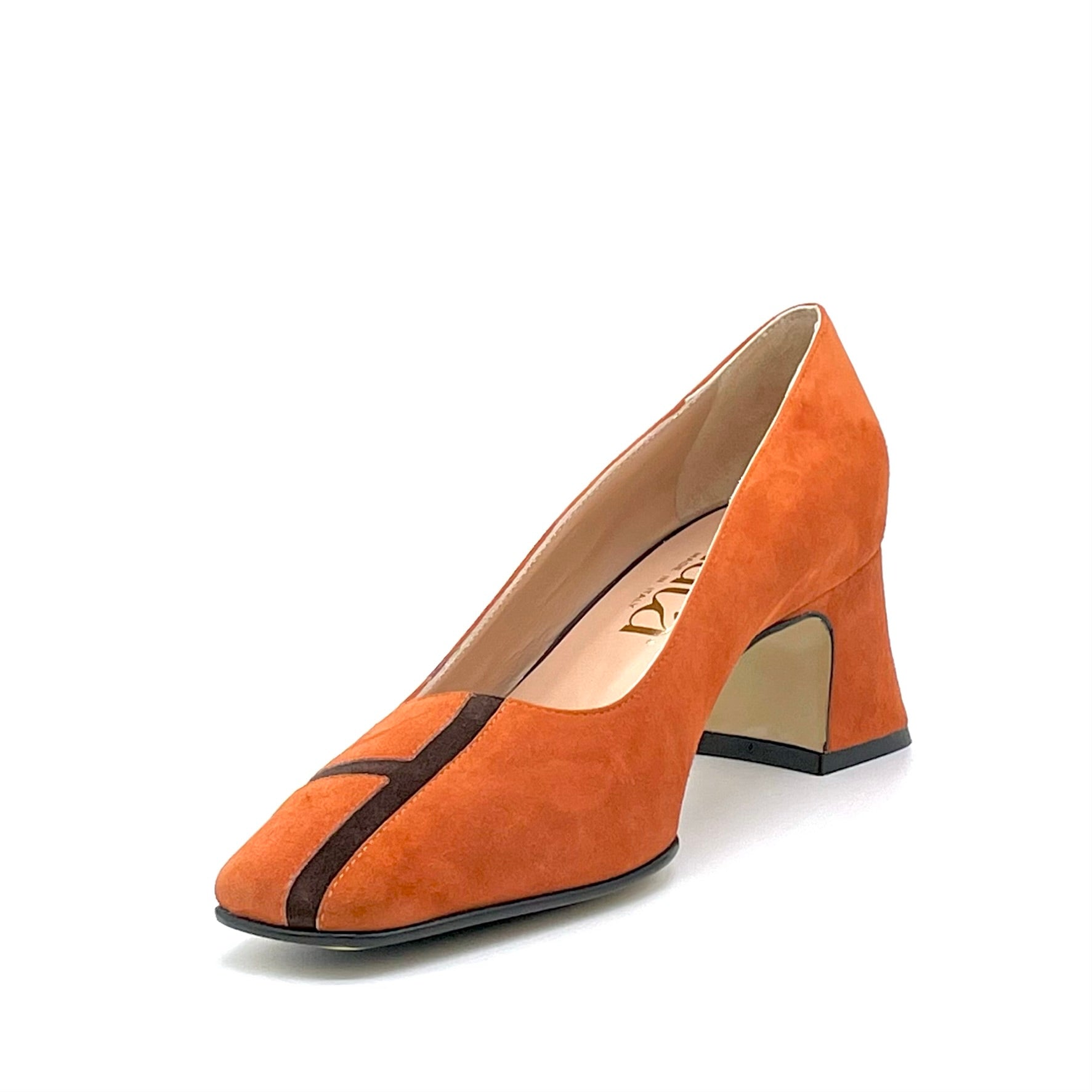 Décolleté in camoscio color zucca con dettagli in camoscio marrone – Cod. 53507