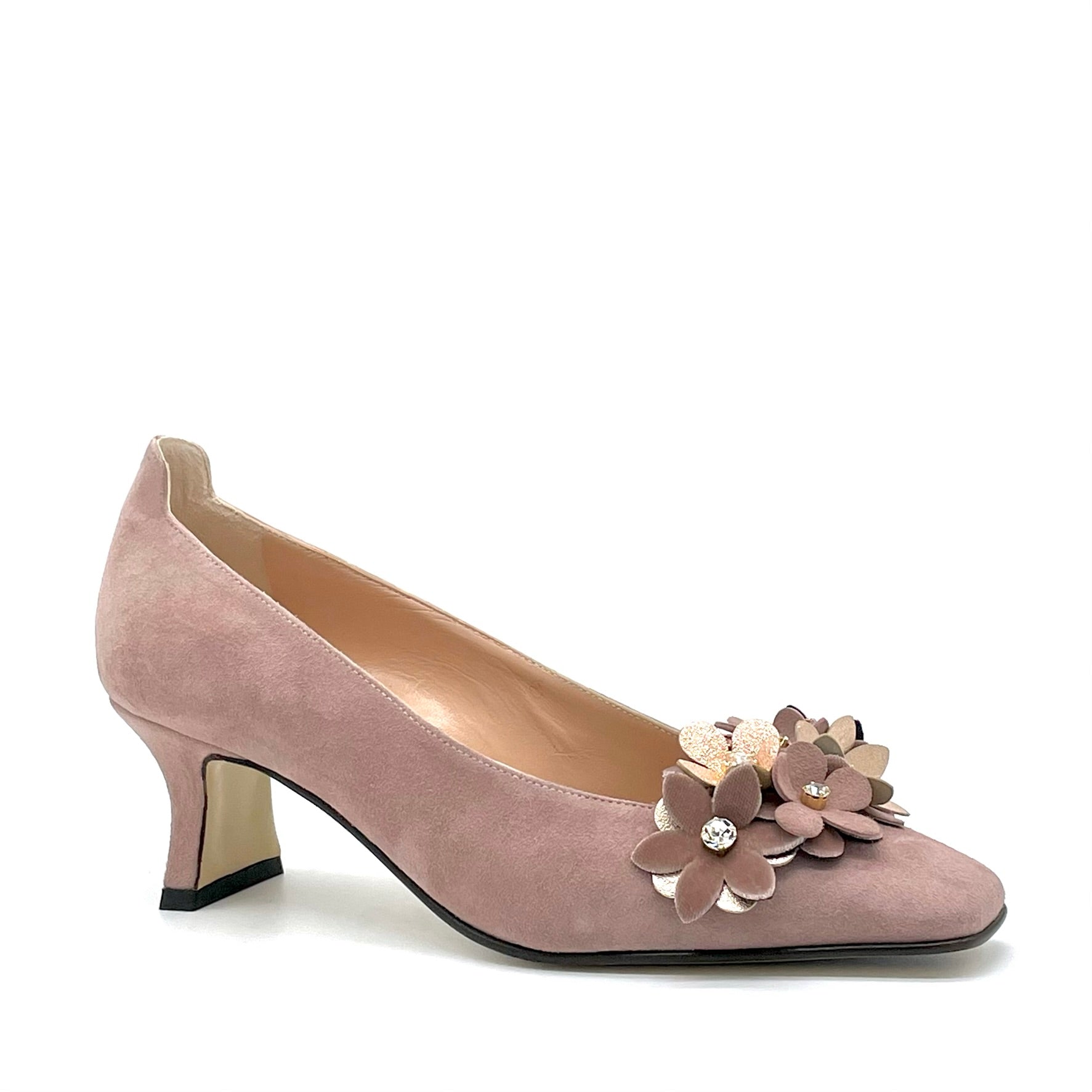 Décolleté in camoscio beige e accessorio floreale con borchie di strass – Cod. 53513