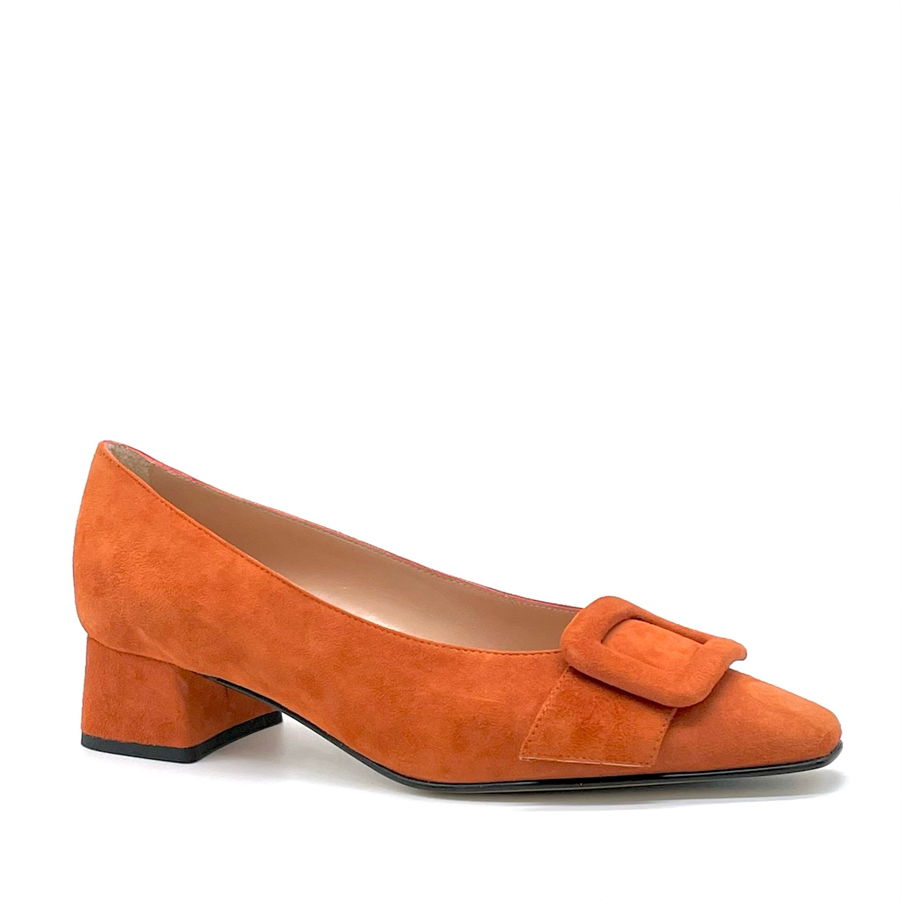 Pumpkin color suede pump with lined buckle – Cod. 53533