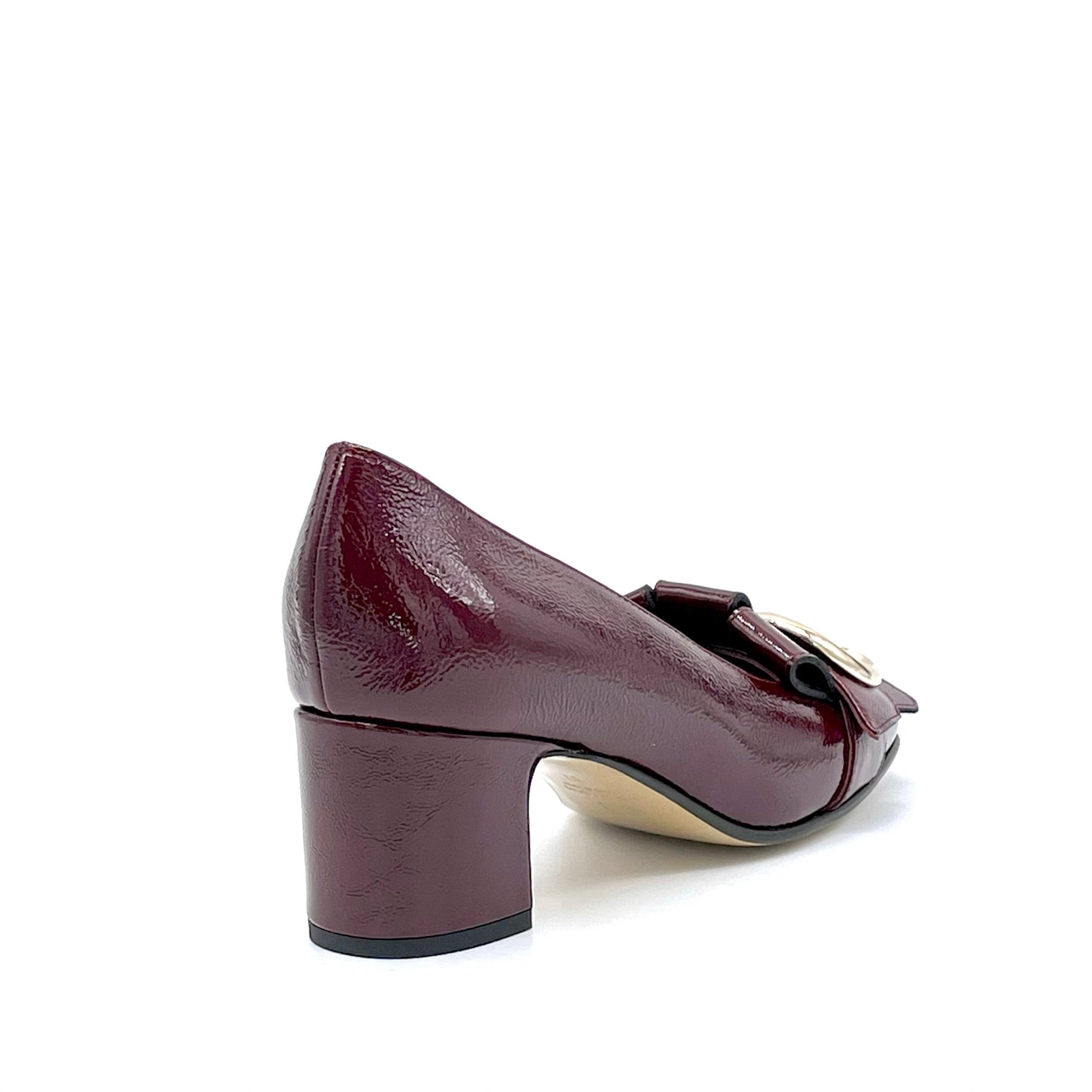 Décolleté in vernice effetto stropicciato bordeaux con fibbia dorata – Cod. 53526