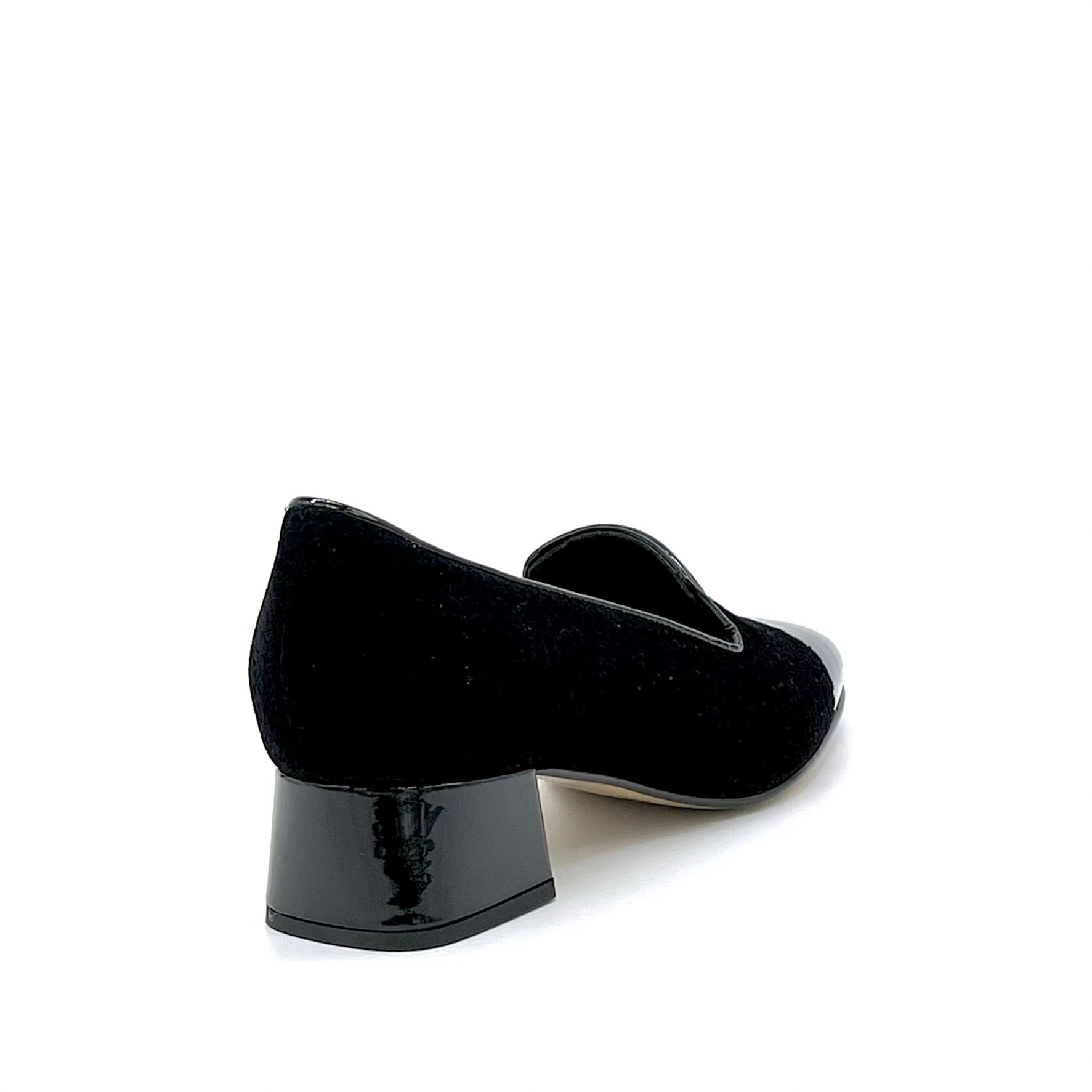 Scarpa accollata in camoscio stampato e vernice nera – Cod. 53531