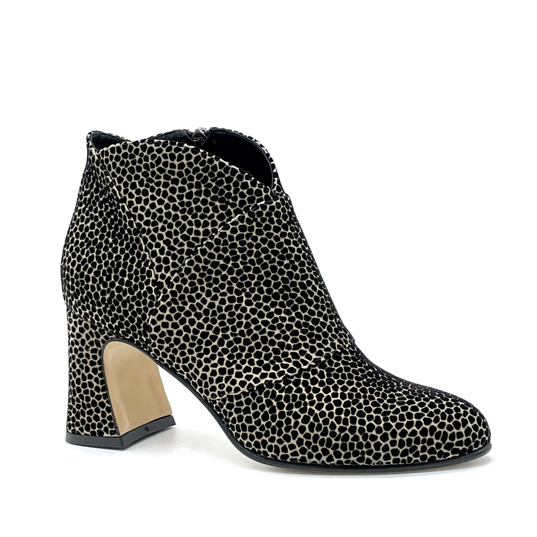 Stivaletto in camoscio stampato crema e nero – Cod. 53543