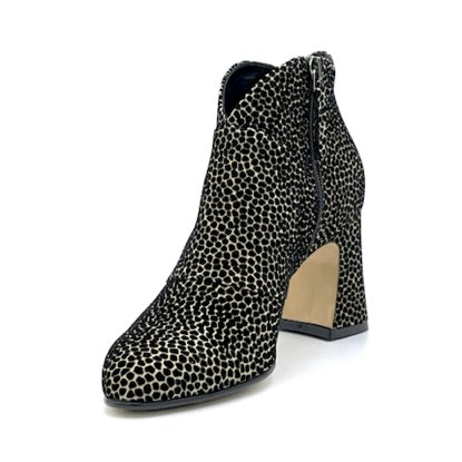 Stivaletto in camoscio stampato crema e nero – Cod. 53543