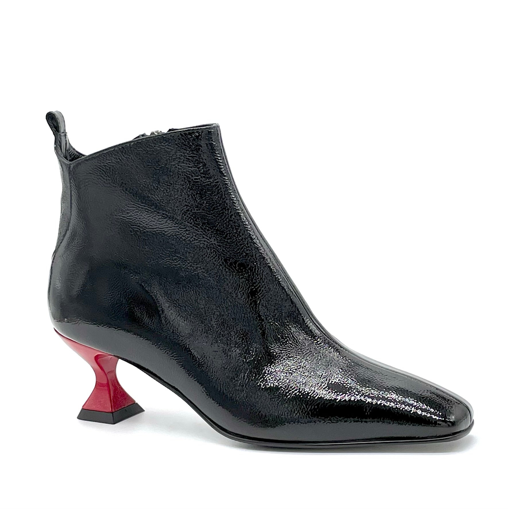 Stivaletto in vernice nera effetto stropicciato e tacco laccato rosso – Cod. 53547