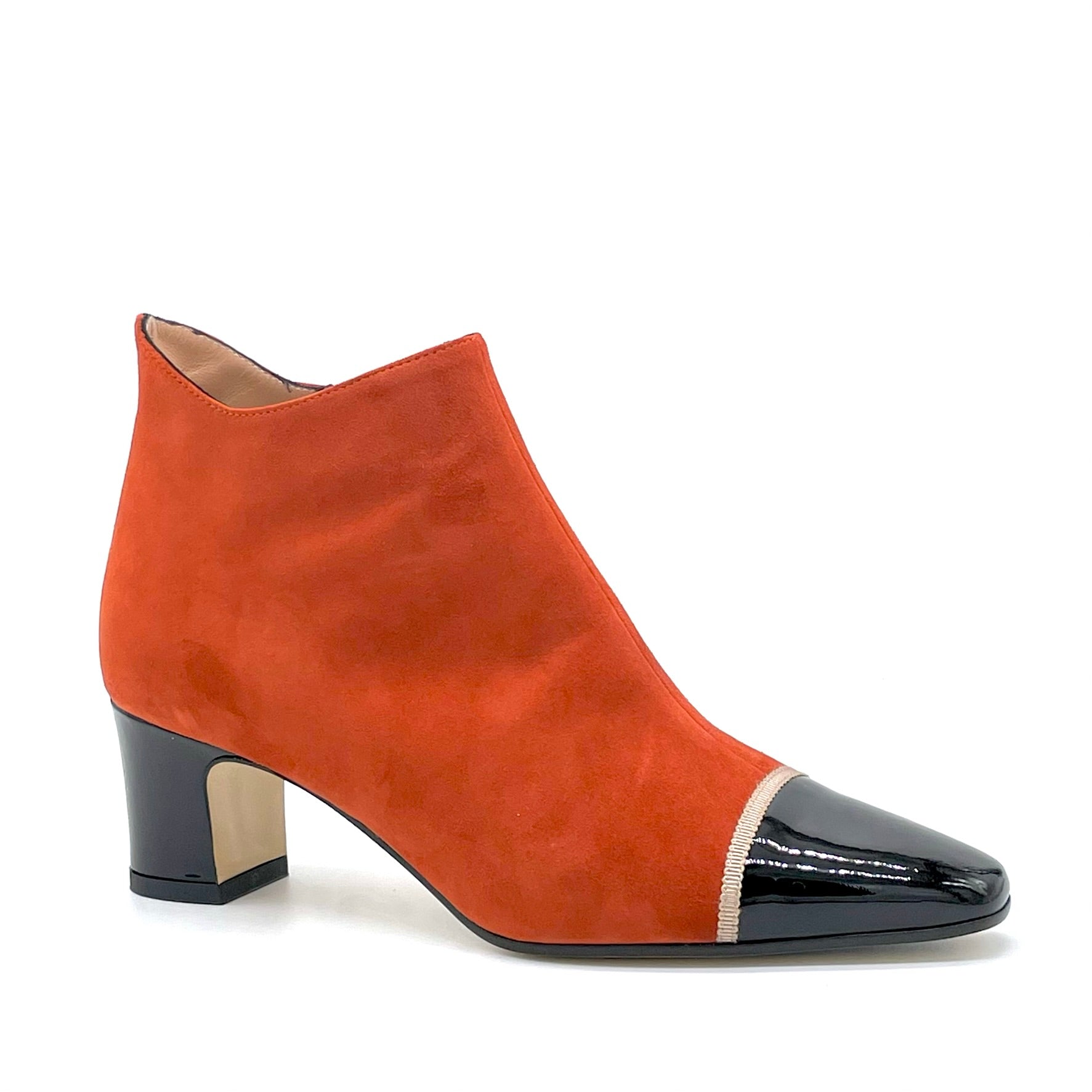 Stivaletto in camoscio color zucca e vernice nera con nastrino in grosgrain beige - Cod. 54541-1