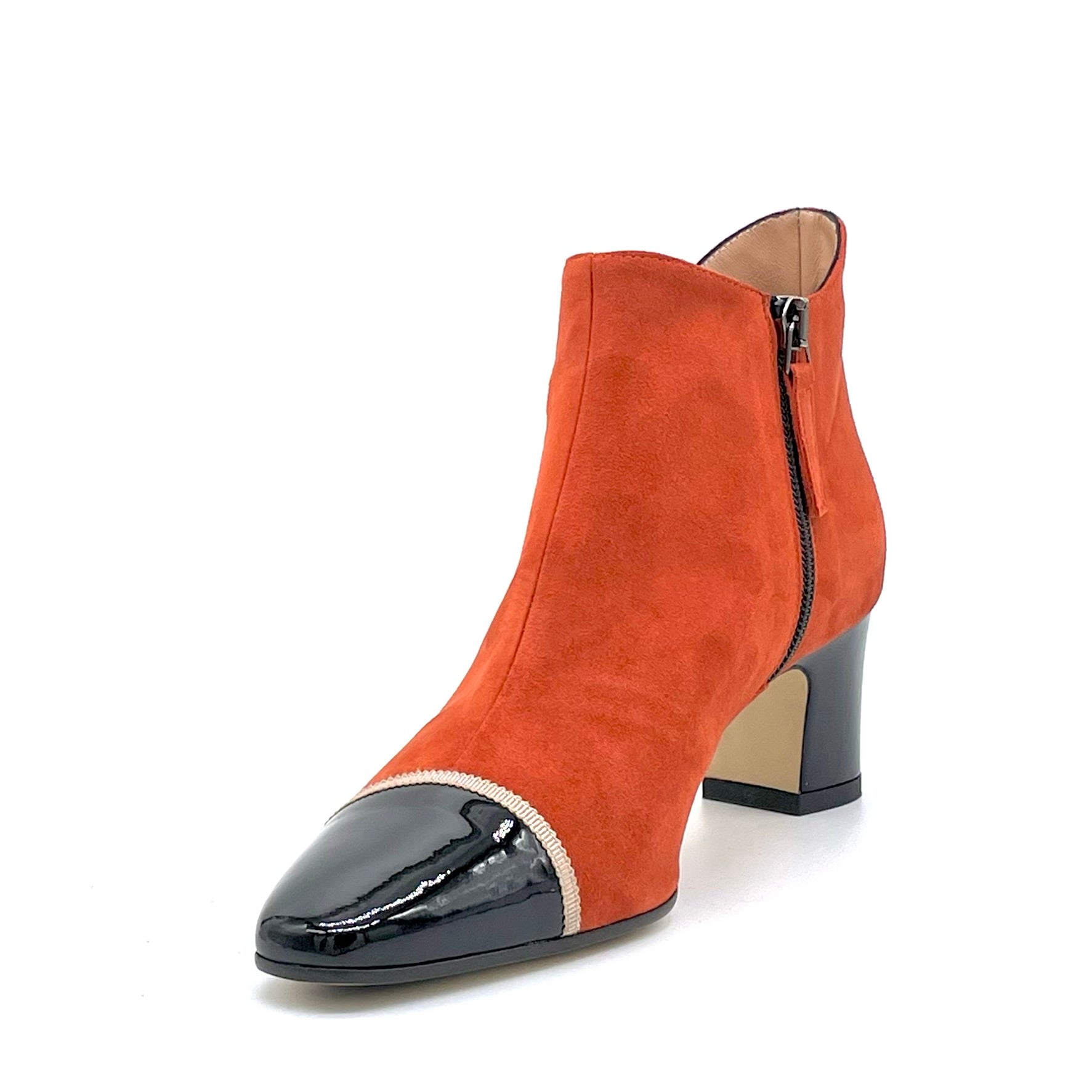 Stivaletto in camoscio color zucca e vernice nera con nastrino in grosgrain beige - Cod. 54541-1