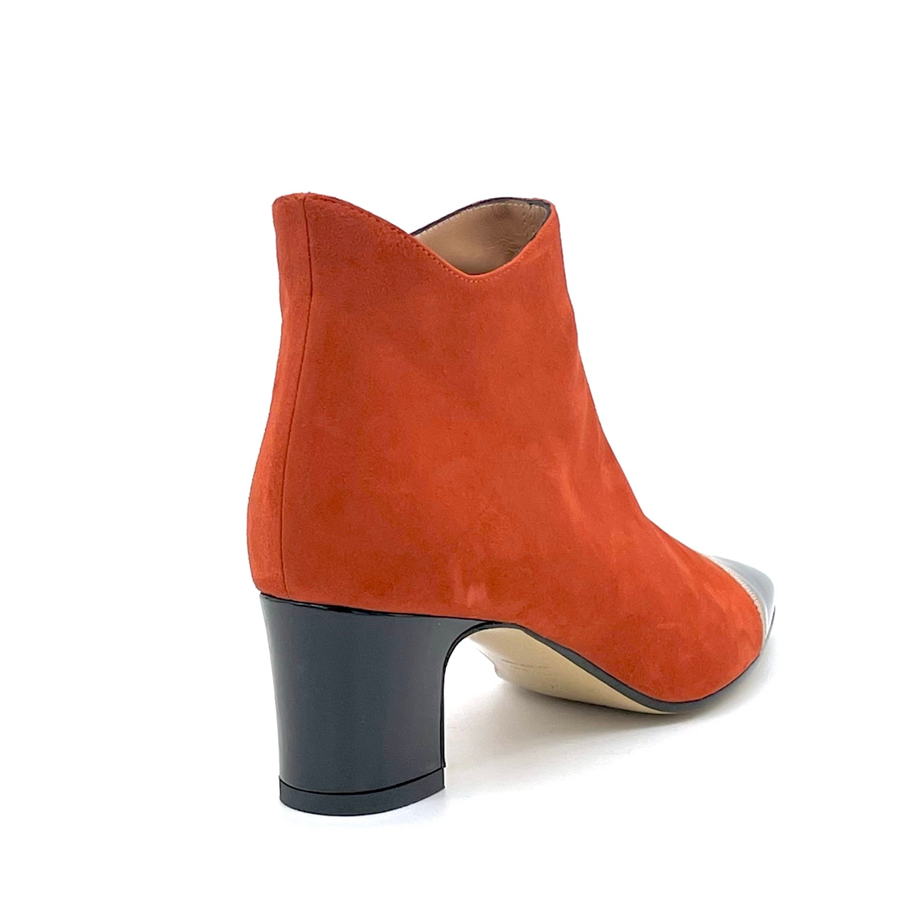 Stivaletto in camoscio color zucca e vernice nera con nastrino in grosgrain beige - Cod. 54541-1