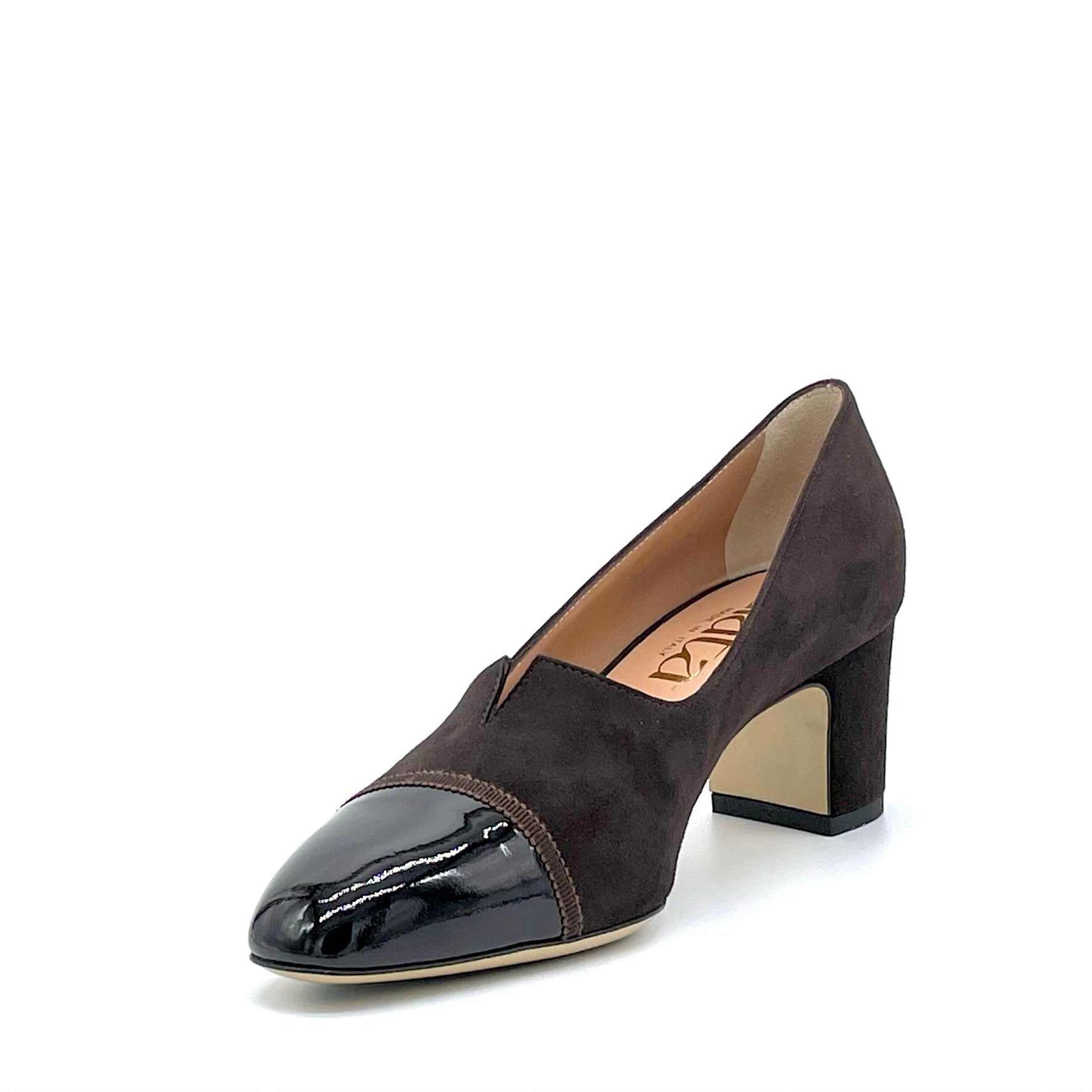 Scarpa accollata in camoscio e vernice marrone con nastrino in grosgrain - Cod. 54527