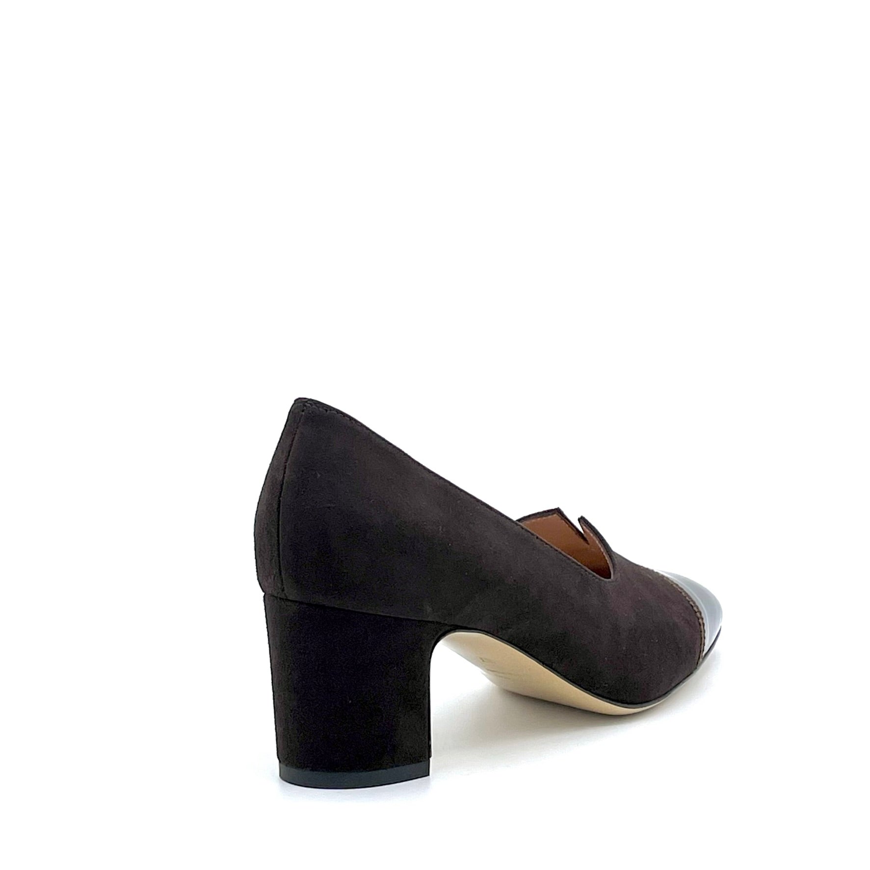 Scarpa accollata in camoscio e vernice marrone con nastrino in grosgrain - Cod. 54527