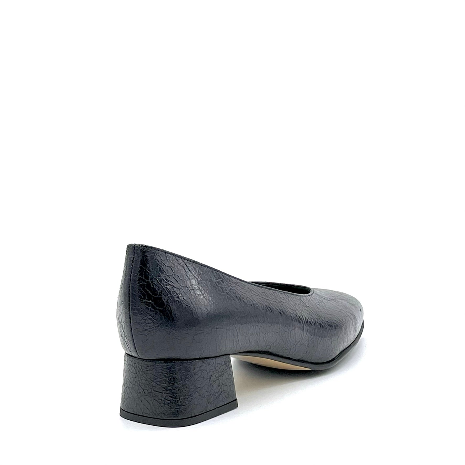 Black leather with creased effect pump with soft insole - Cod. 74705