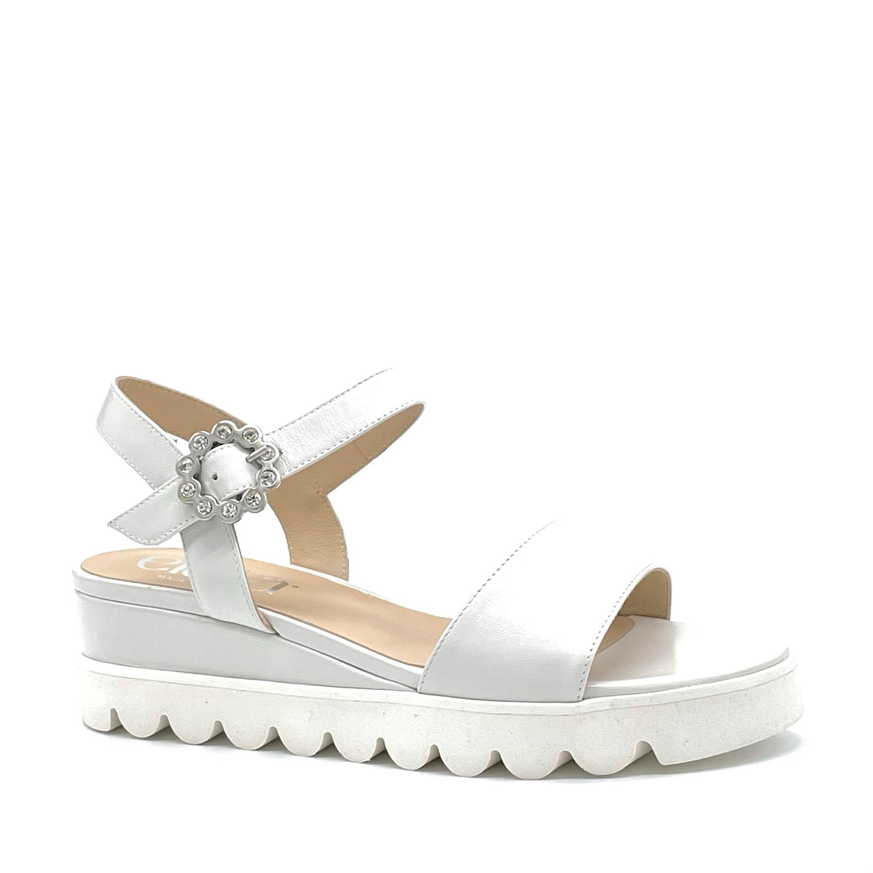 Sandalo in pelle color latte e fibbia gioiello – Cod. 15175