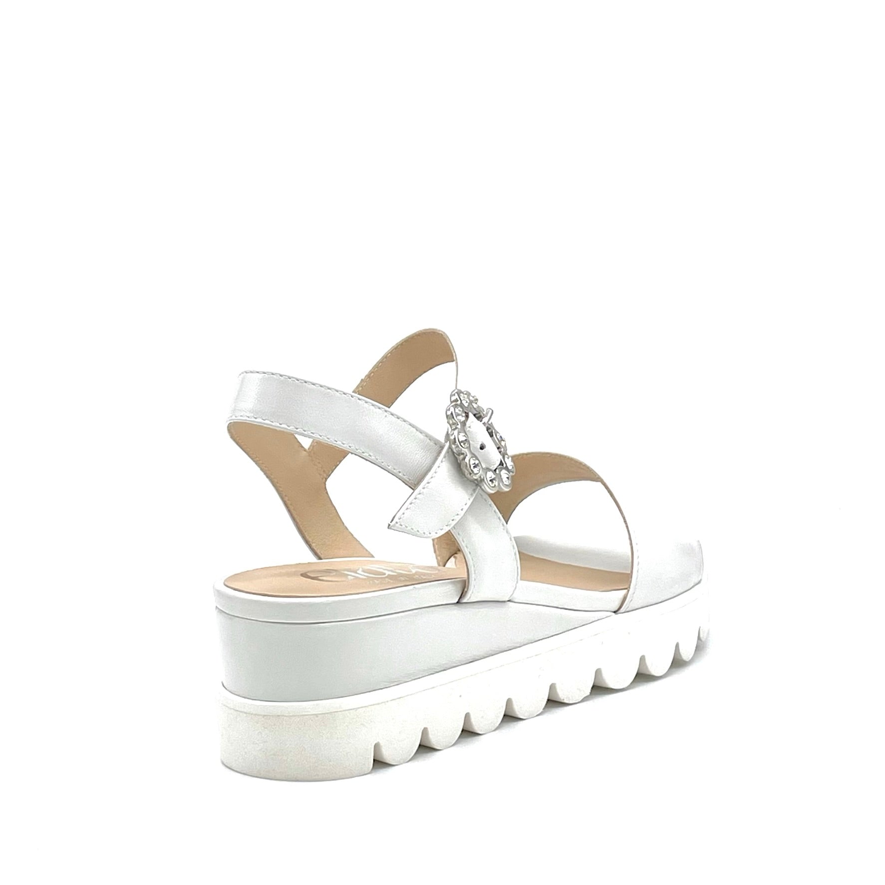 Sandalo in pelle color latte e fibbia gioiello – Cod. 15175