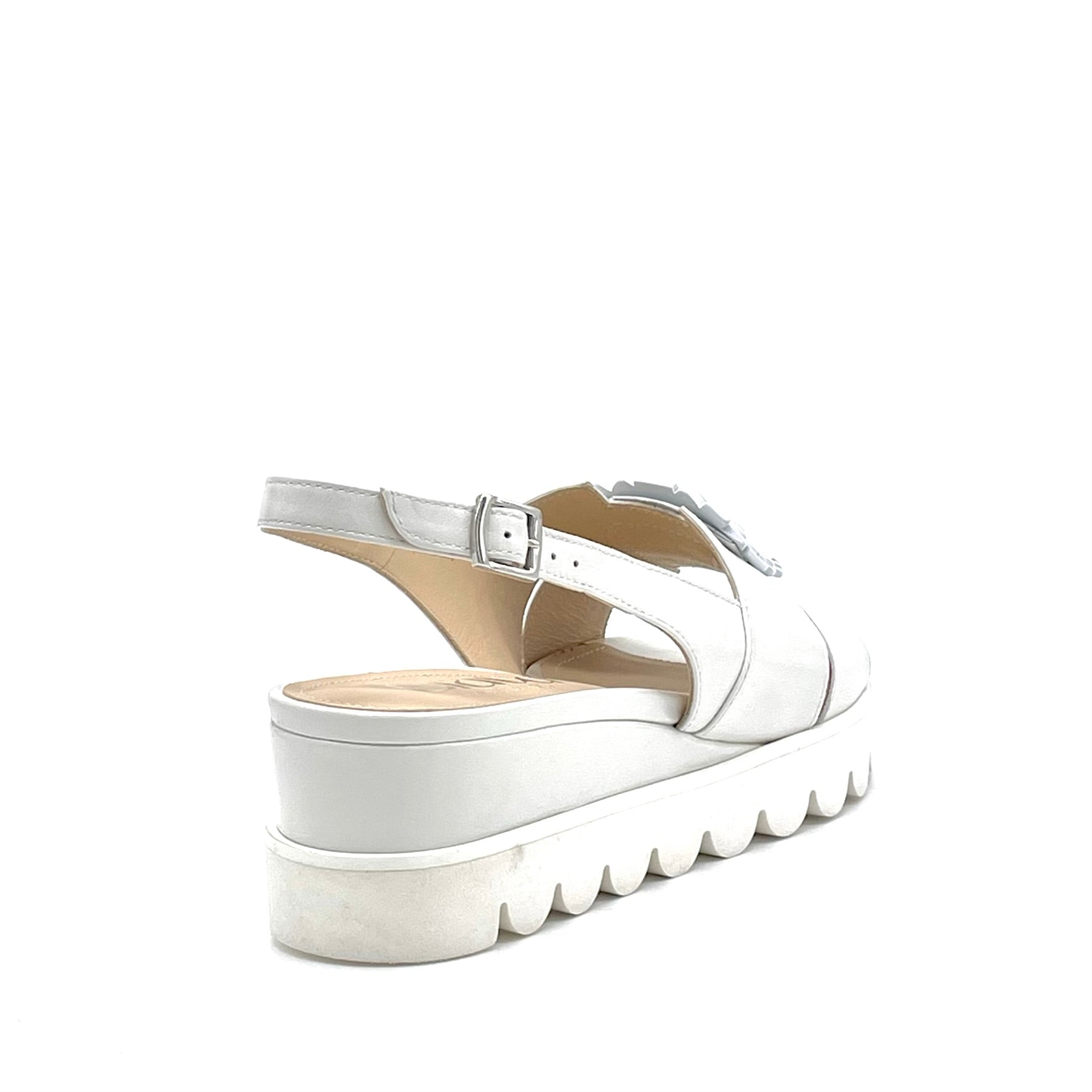 Sandalo in pelle color latte e accessorio gioiello – Cod. 15176-1