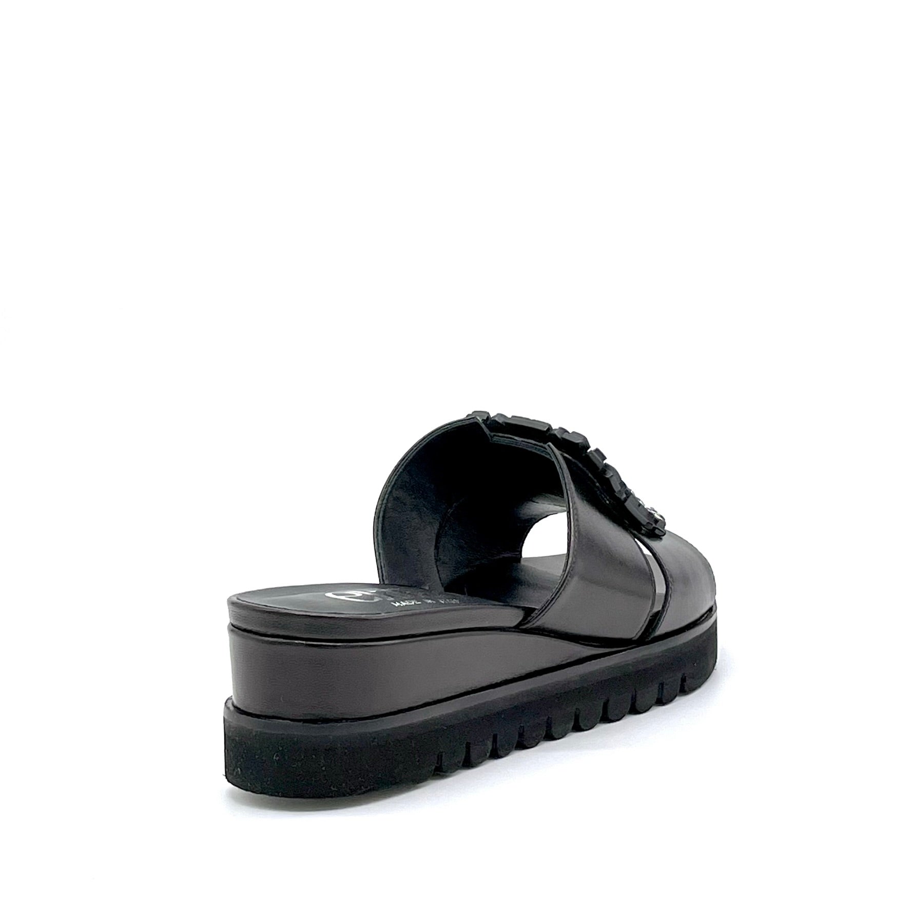 Mule in pelle nera e accessorio gioiello – Cod. 15178-1