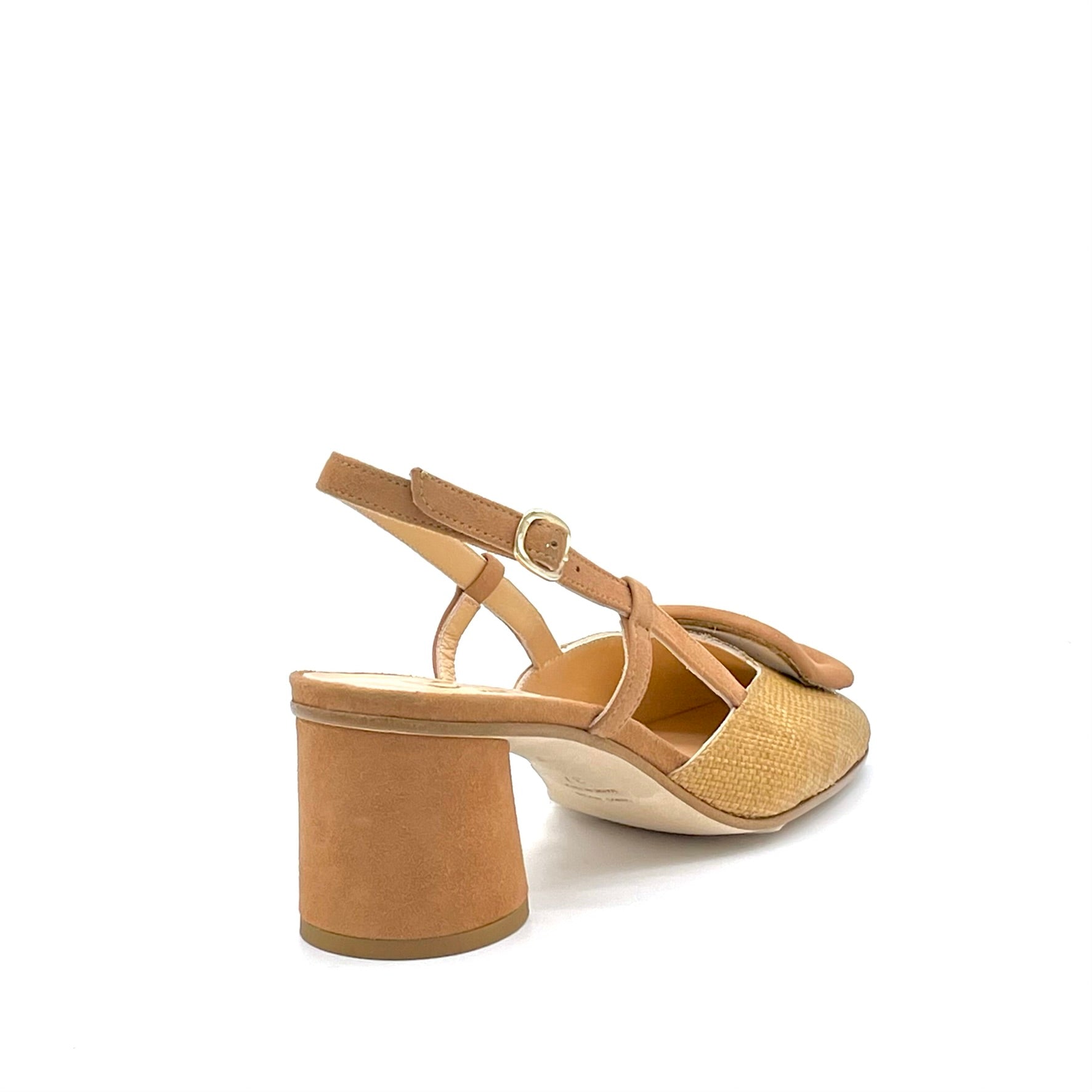 Slingback in camoscio nocciola e rafia color caramello con soletta piuma – Cod. 15168-1