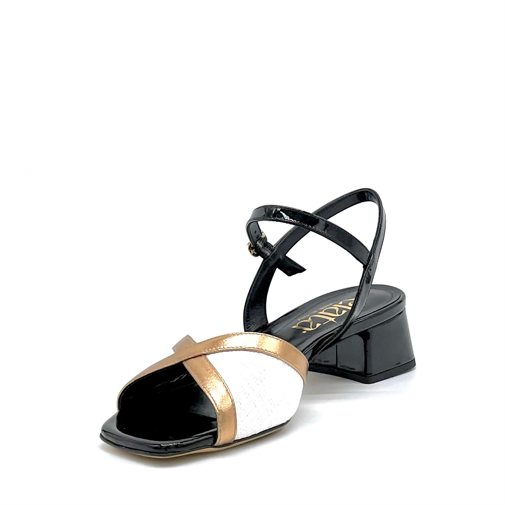Sandalo in vernice nera, rafia bianca e pelle laminata color rame – Cod. 15157