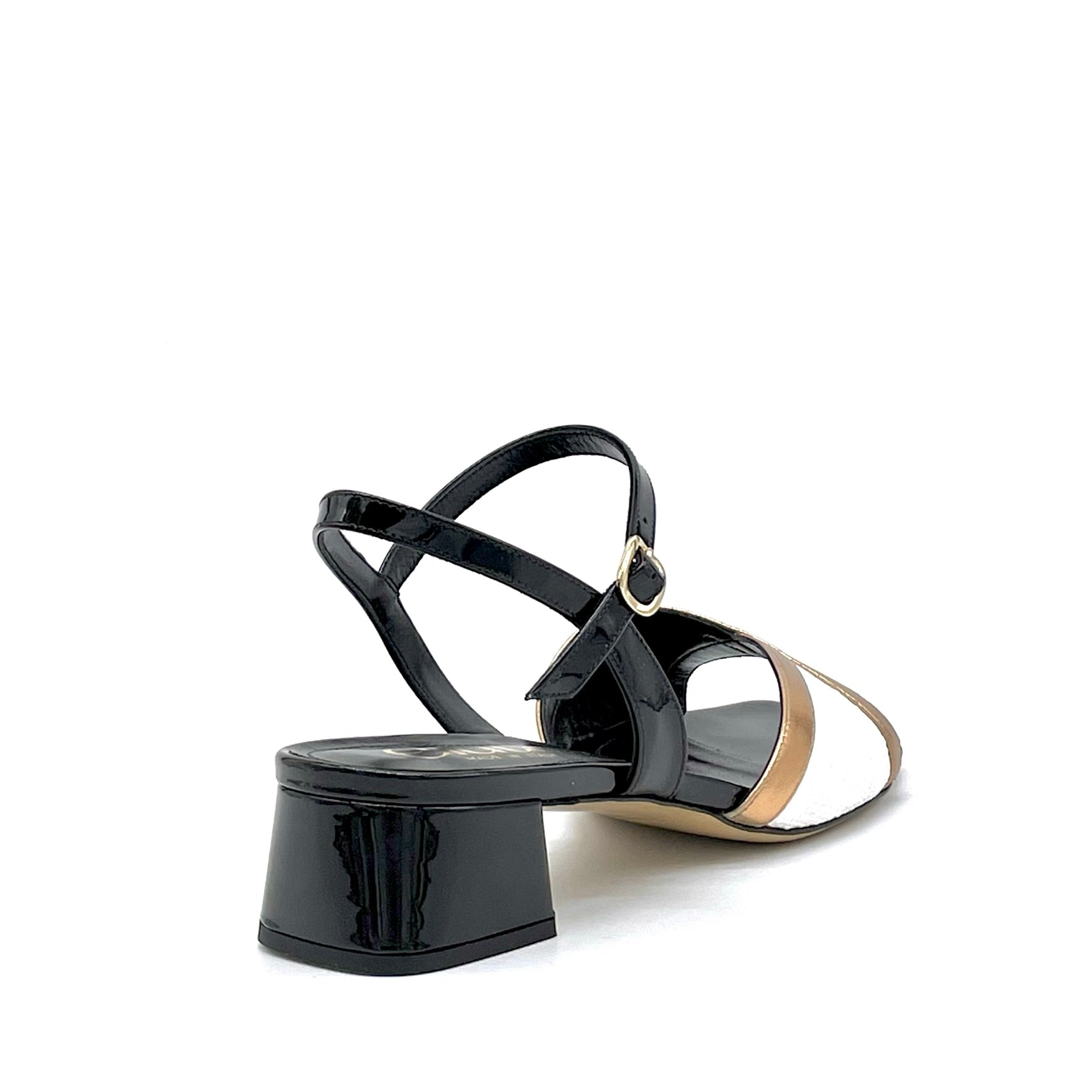 Sandalo in vernice nera, rafia bianca e pelle laminata color rame – Cod. 15157