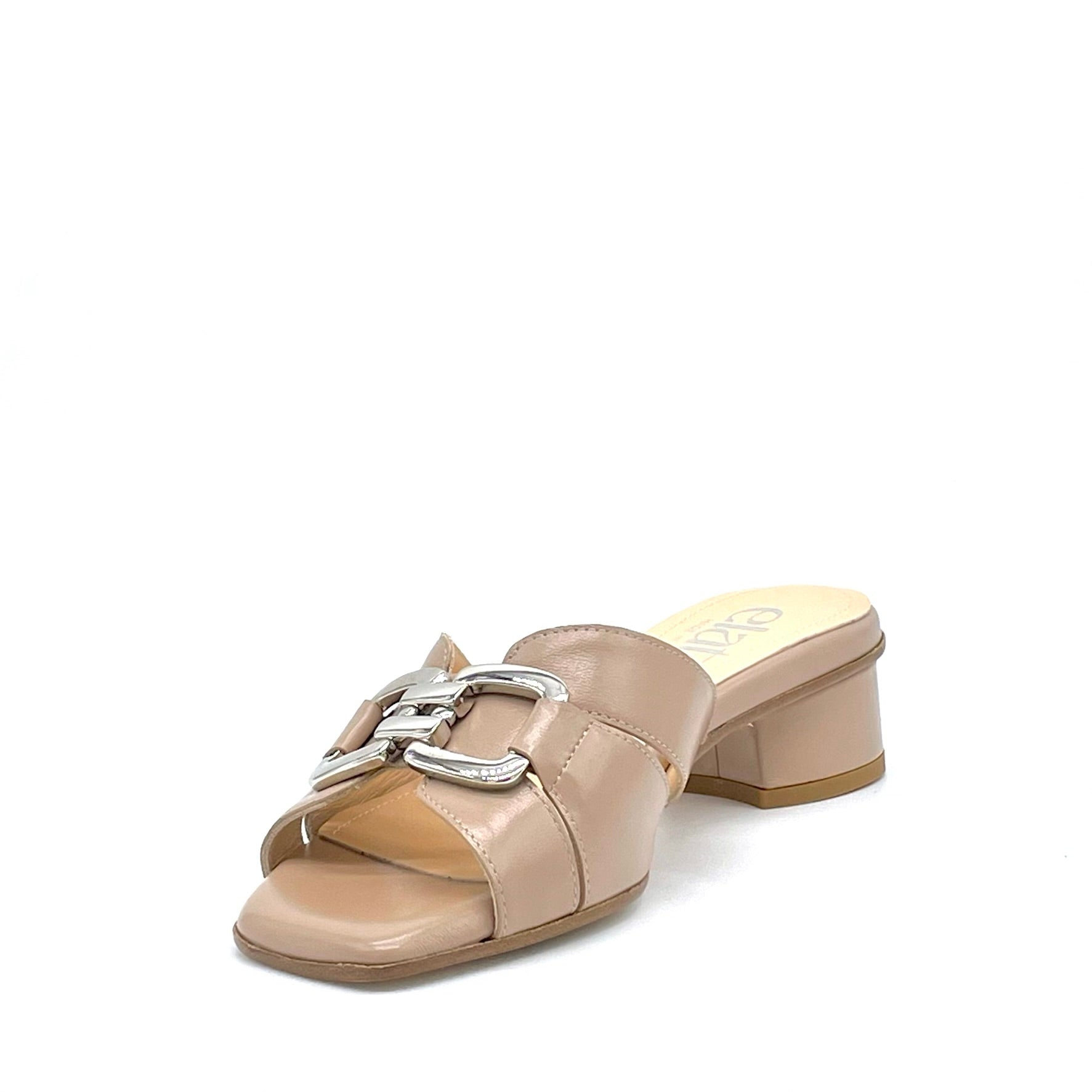 Mule in pelle marrone chiaro e accessorio argento e soletta piuma  – Cod. 15165