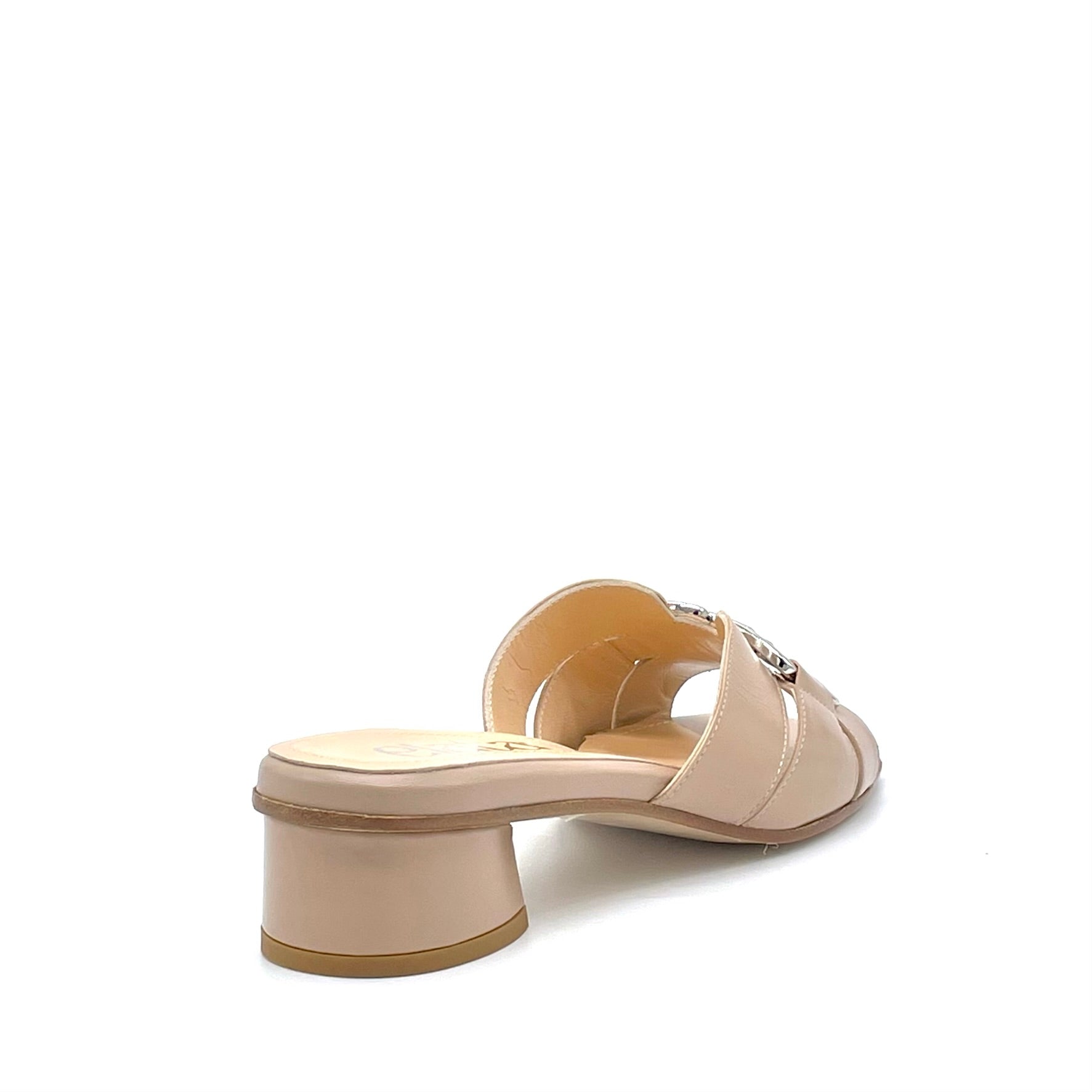 Mule in pelle marrone chiaro e accessorio argento e soletta piuma  – Cod. 15165