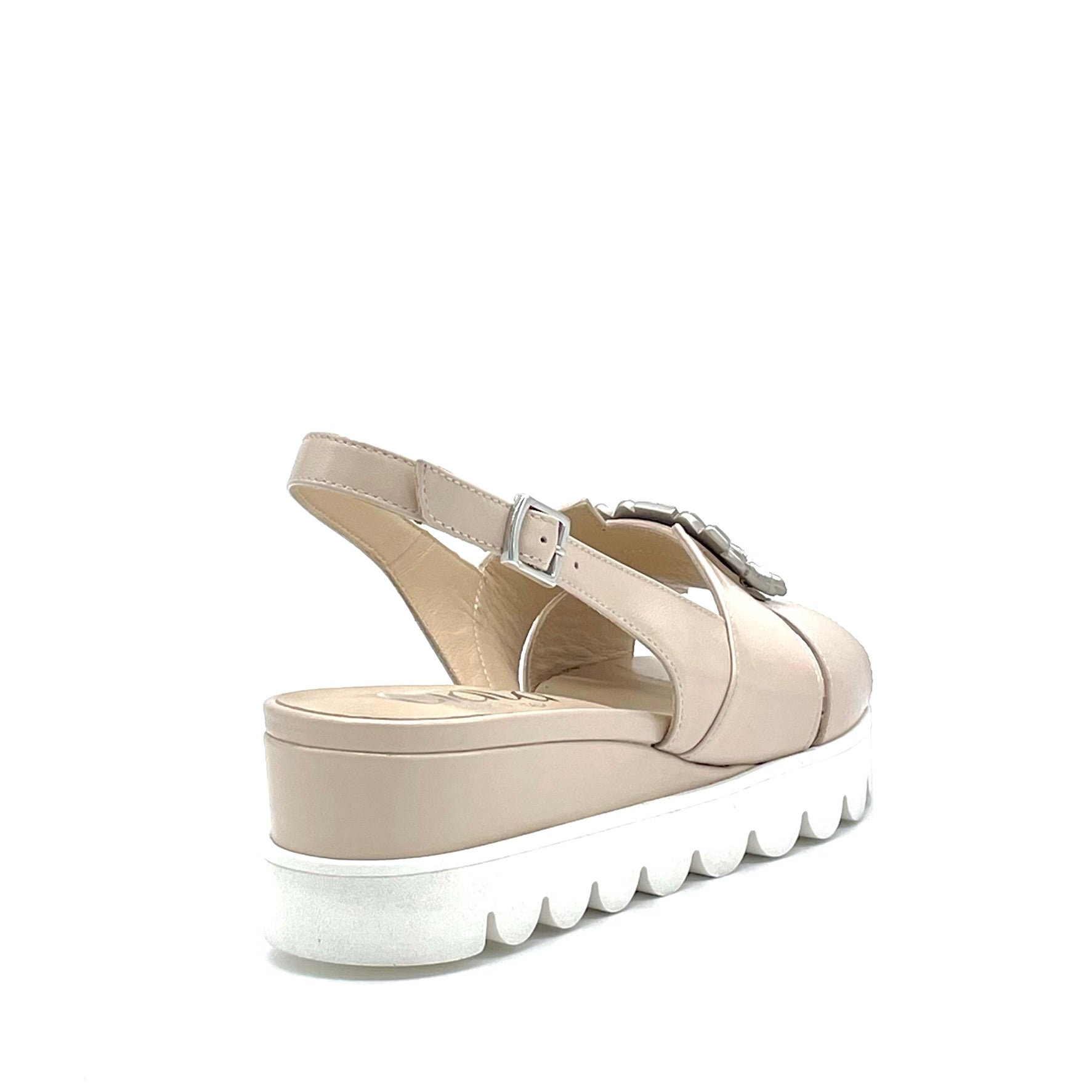 Sandalo in pelle color sabbia e accessorio gioiello – Cod. 15176