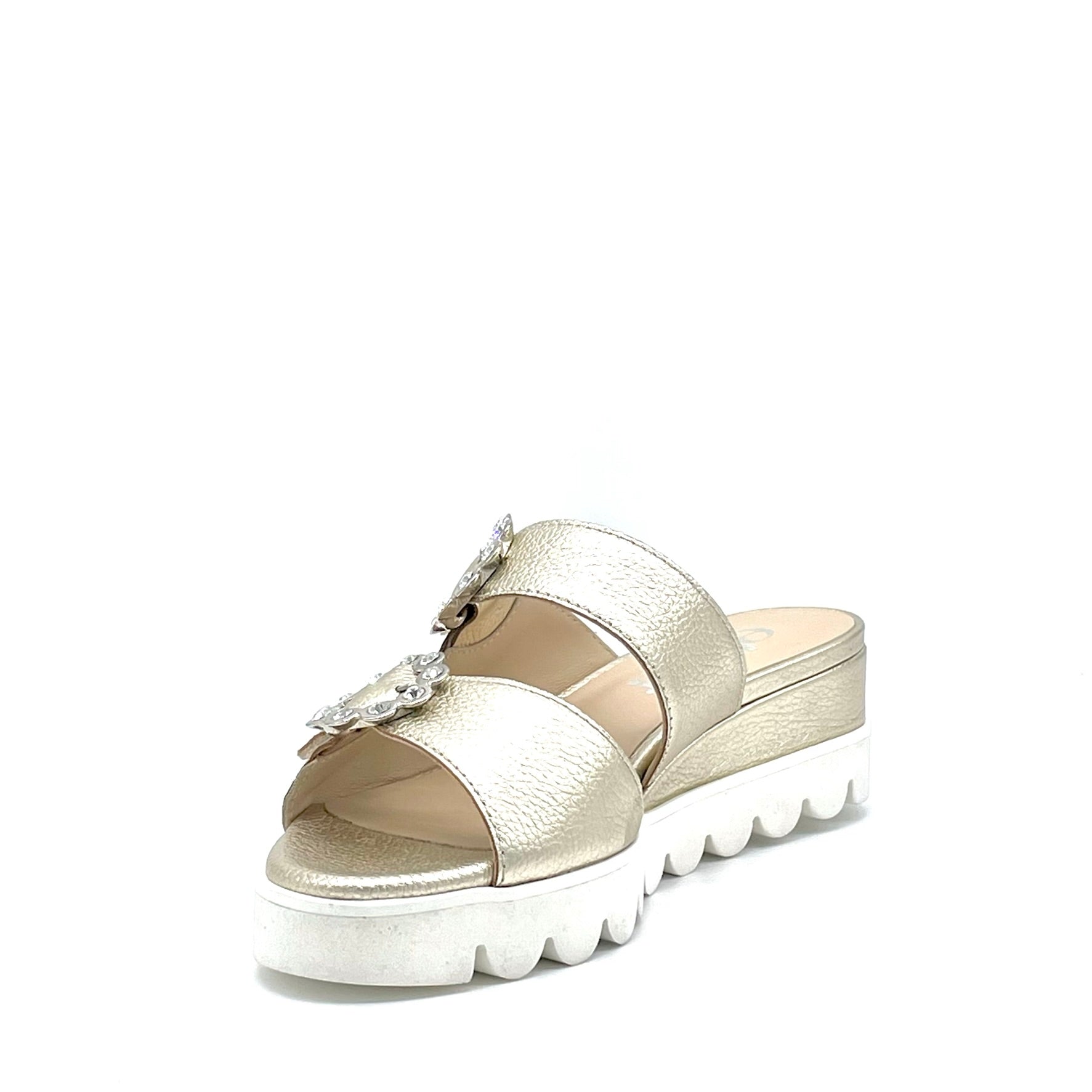 Mule in pelle laminata oro e fibbie gioiello – Cod. 15177