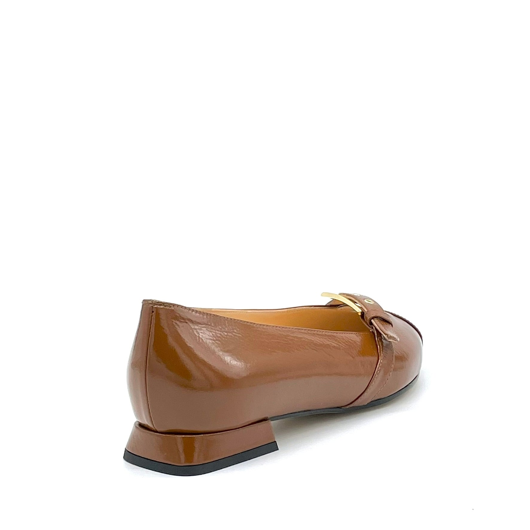 Ballerina in vernice effetto stropicciato caramello e fibbia dorata – Cod. 55512