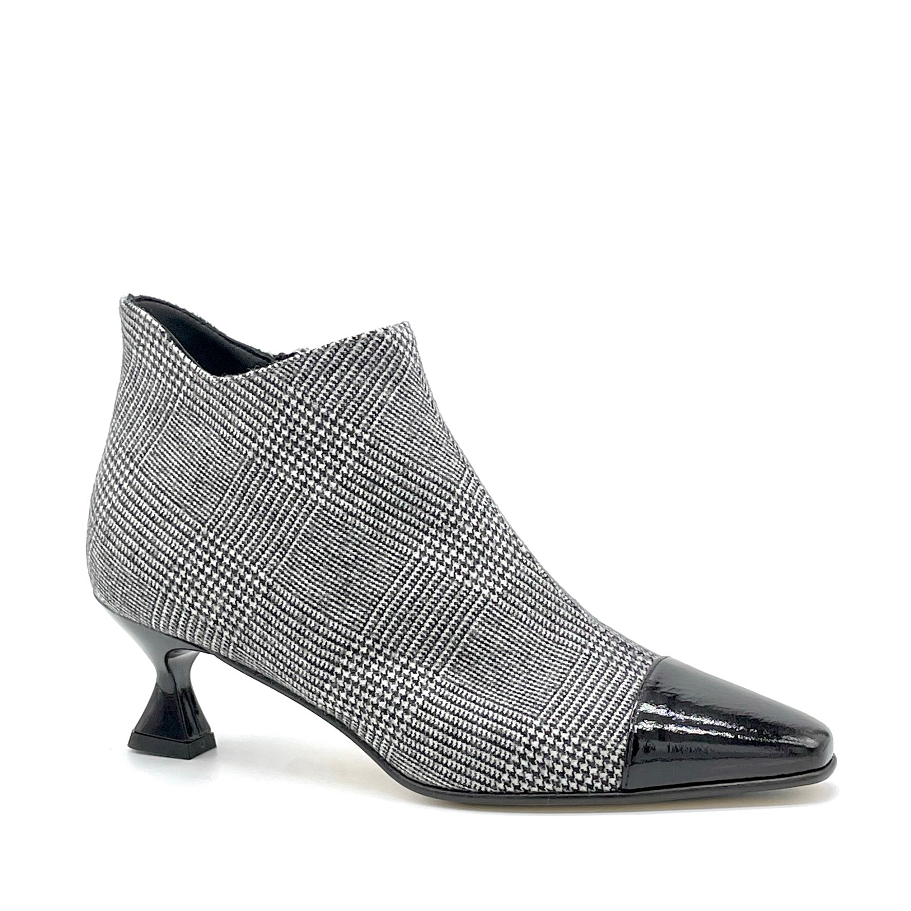 Black and white prince of Wales fabric ankleboots and black creased effect patent – Cod. 55535