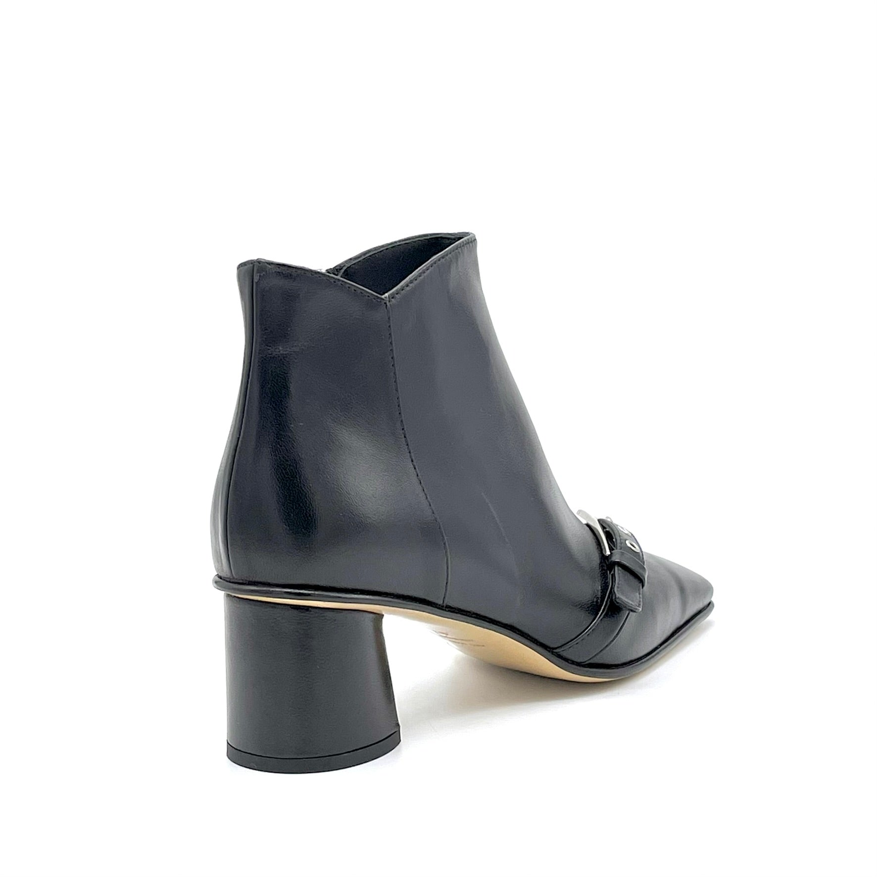 Stivaletto in pelle nera e fibbia argento – Cod. 55539
