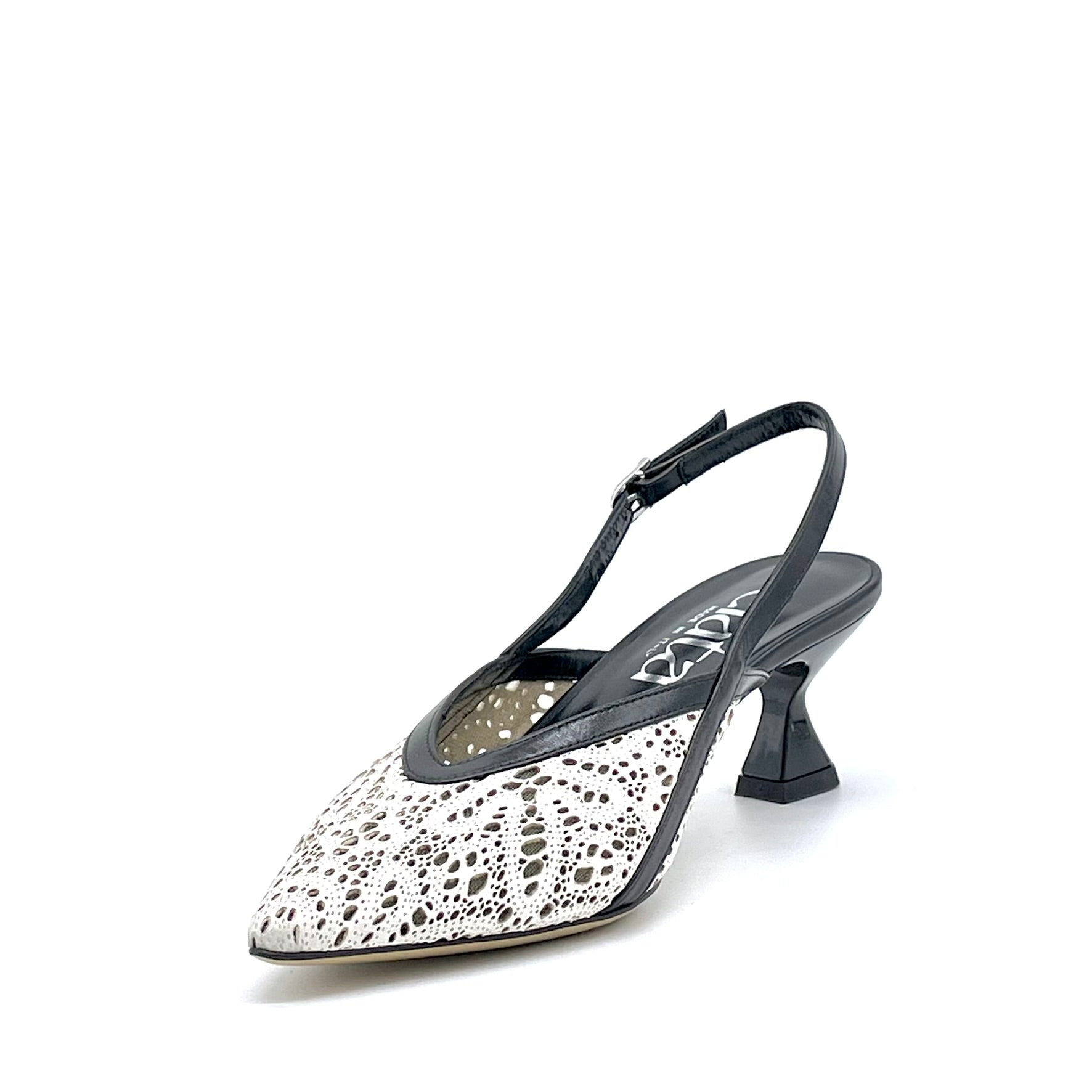 Slingback in pelle laserata bianca e rete con inserti in pelle nera. – Cod. 16158