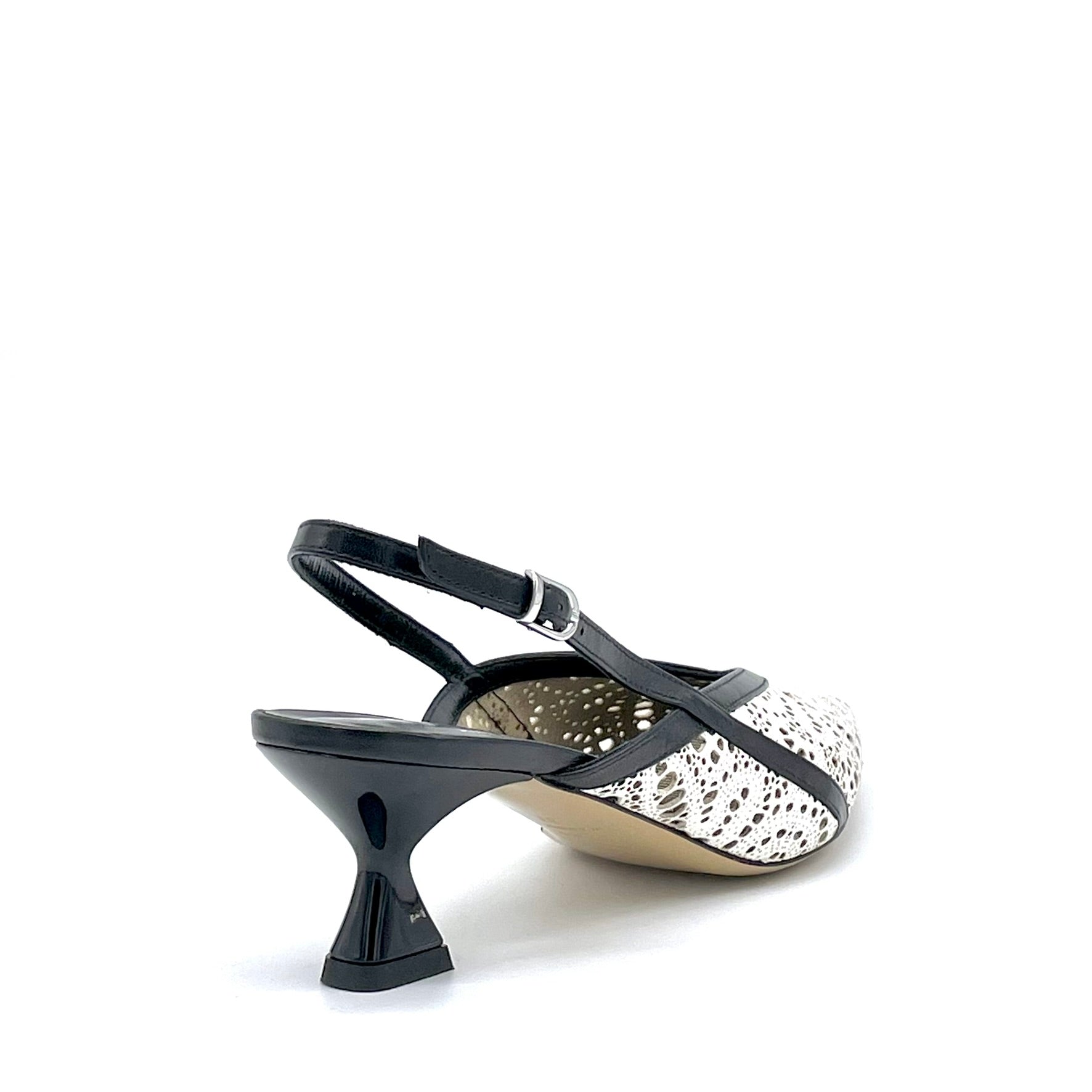 Slingback in pelle laserata bianca e rete con inserti in pelle nera. – Cod. 16158