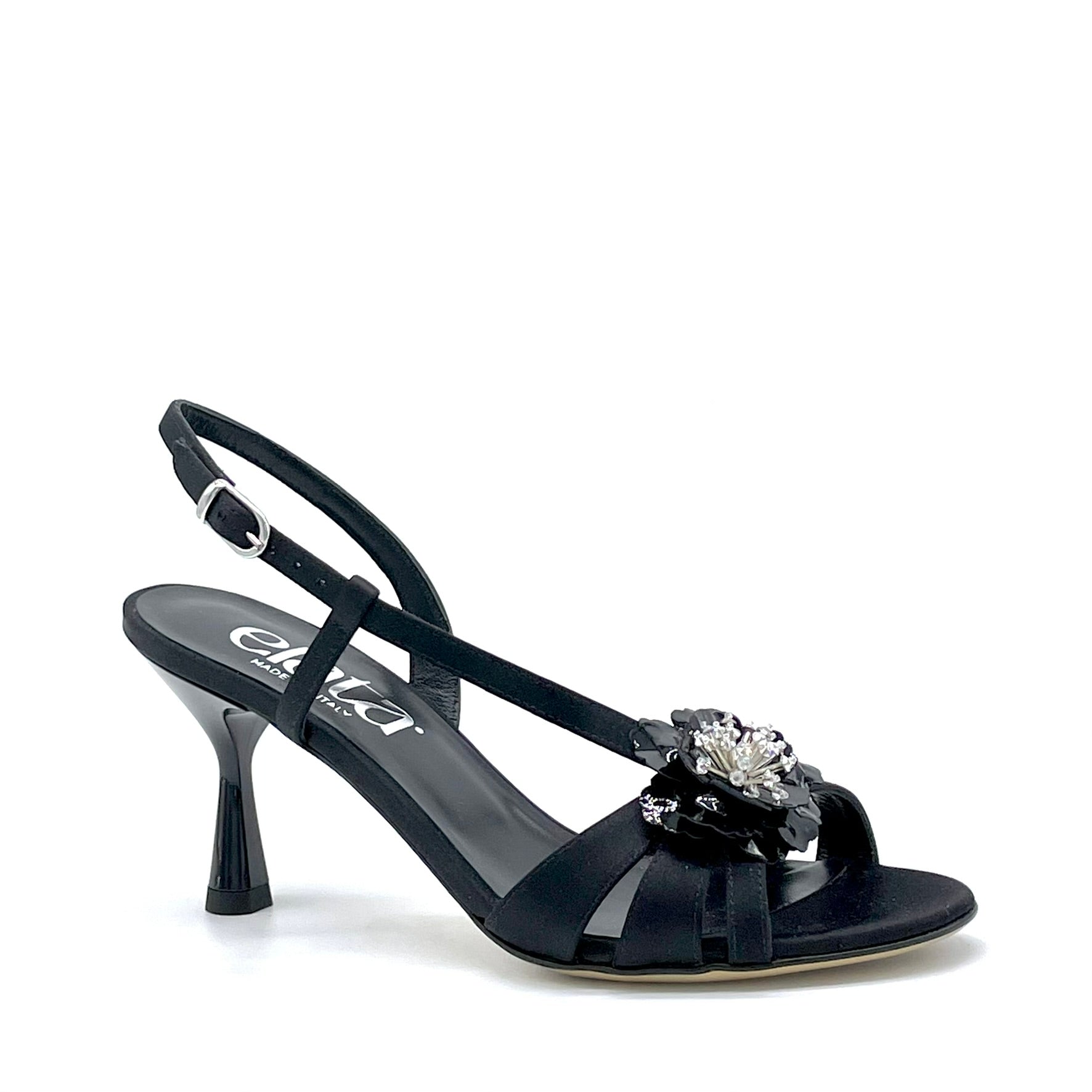 Sandalo in raso di seta nero e accessorio floreale in vernice – Cod. 16121