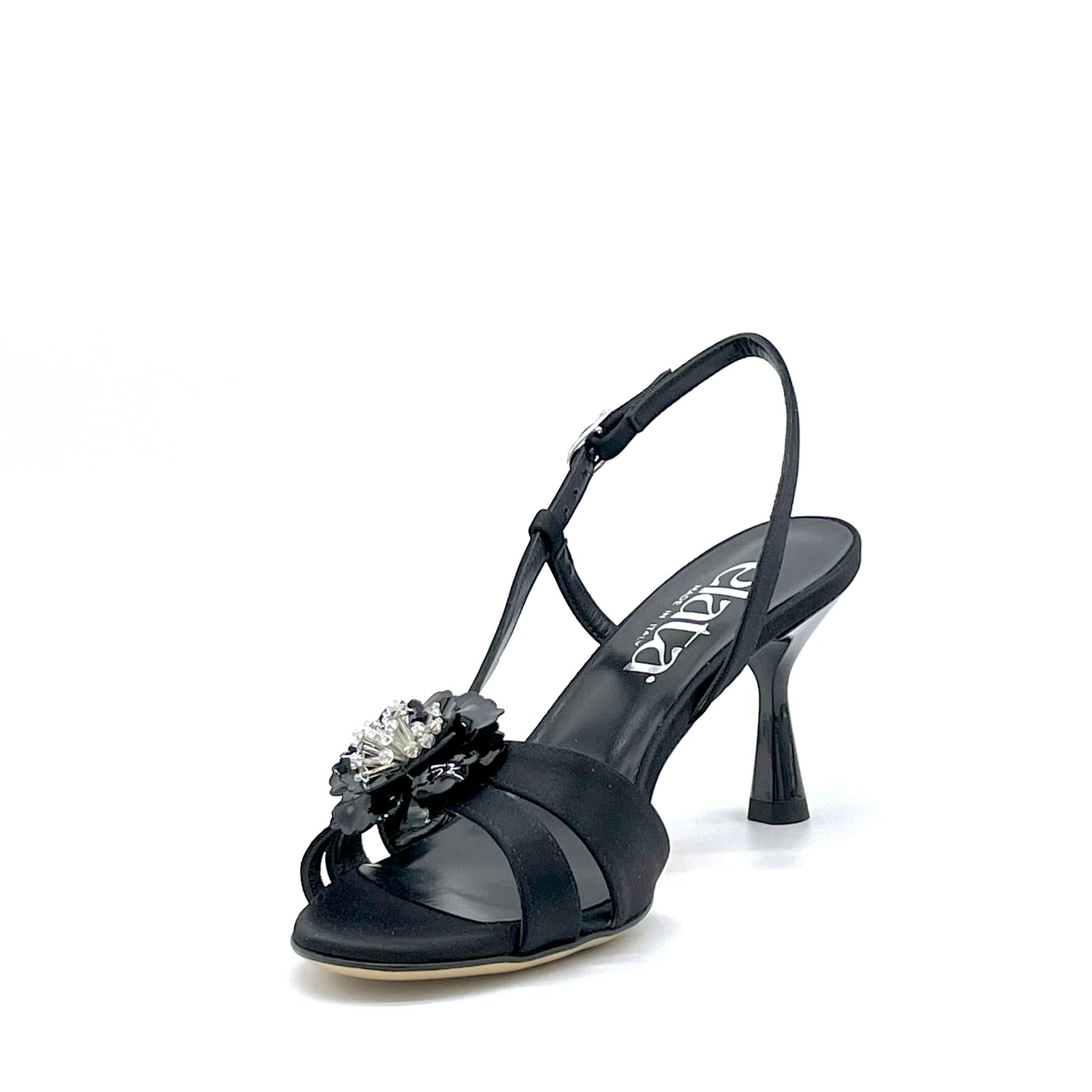 Sandalo in raso di seta nero e accessorio floreale in vernice – Cod. 16121