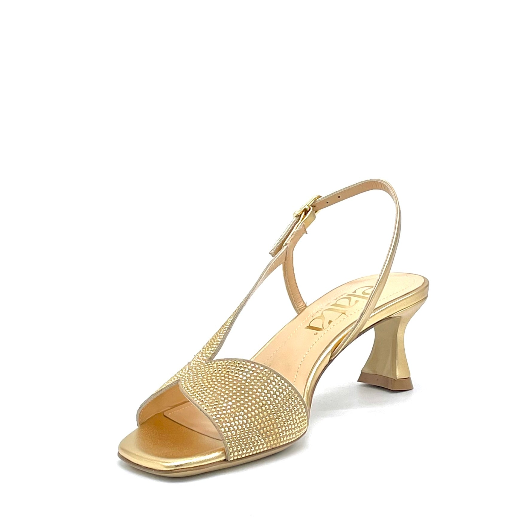 Sandalo in pelle laminata oro e applicazione di borchie – Cod. 16107