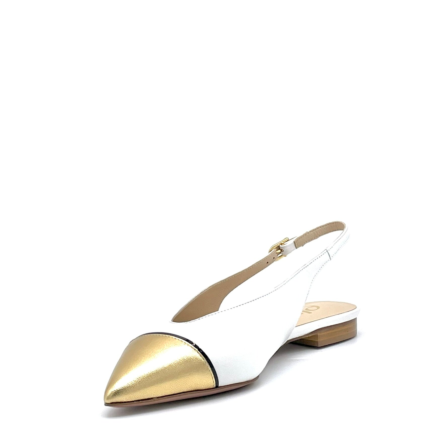 Slingback in pelle bianca, inserto in vernice nera e pelle laminata oro – Cod. 26206-1