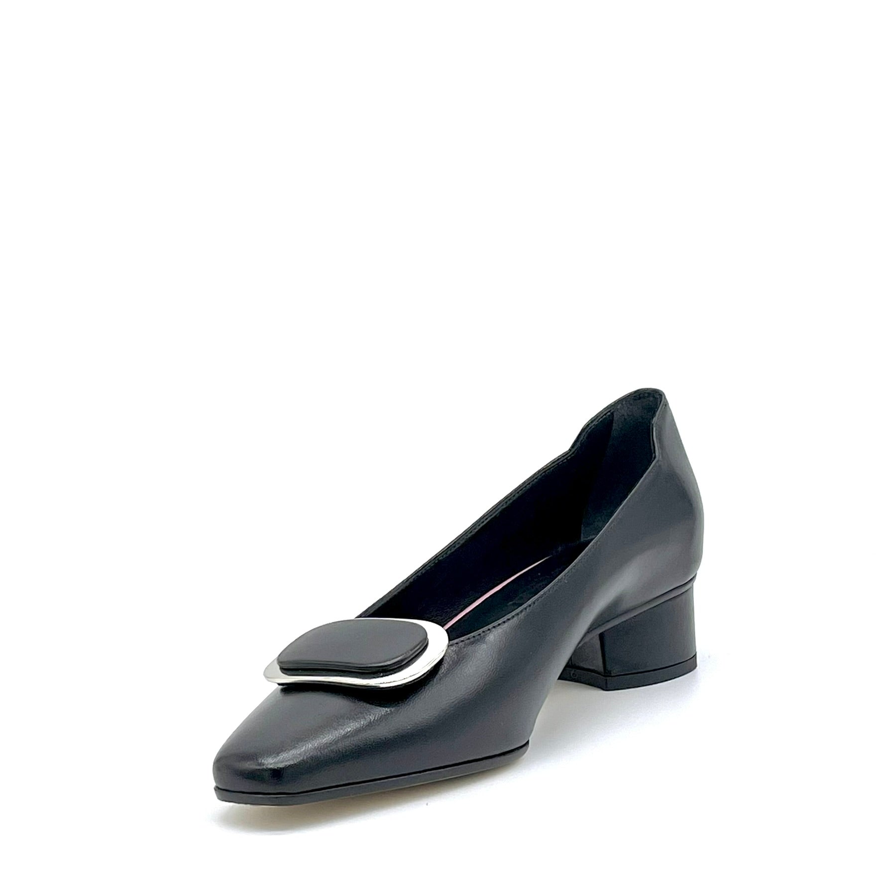 Décolleté in pelle nera e accessorio acciaio – Cod. 26210