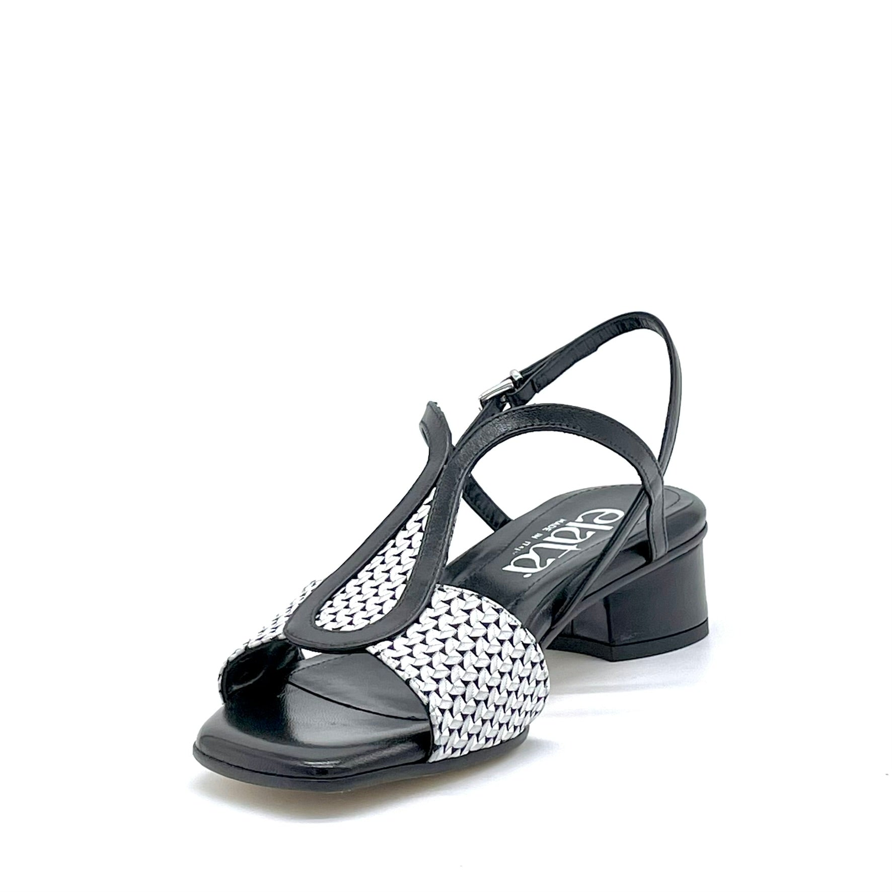 Sandalo in pelle nera e tessuto fantasia black & white con soletta piuma – Cod. 16131