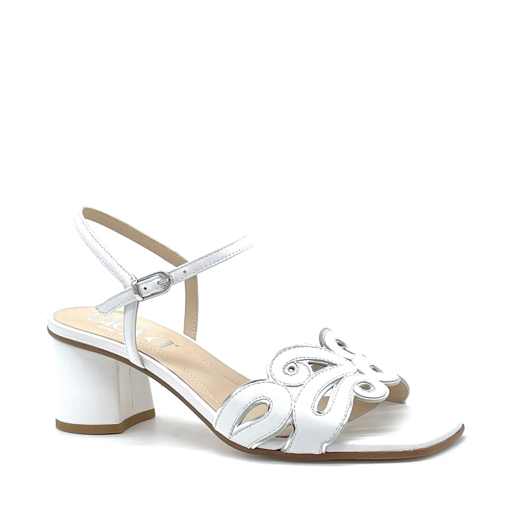 Sandalo in pelle bianca e inserti in pelle laminata argento – Cod. 16135