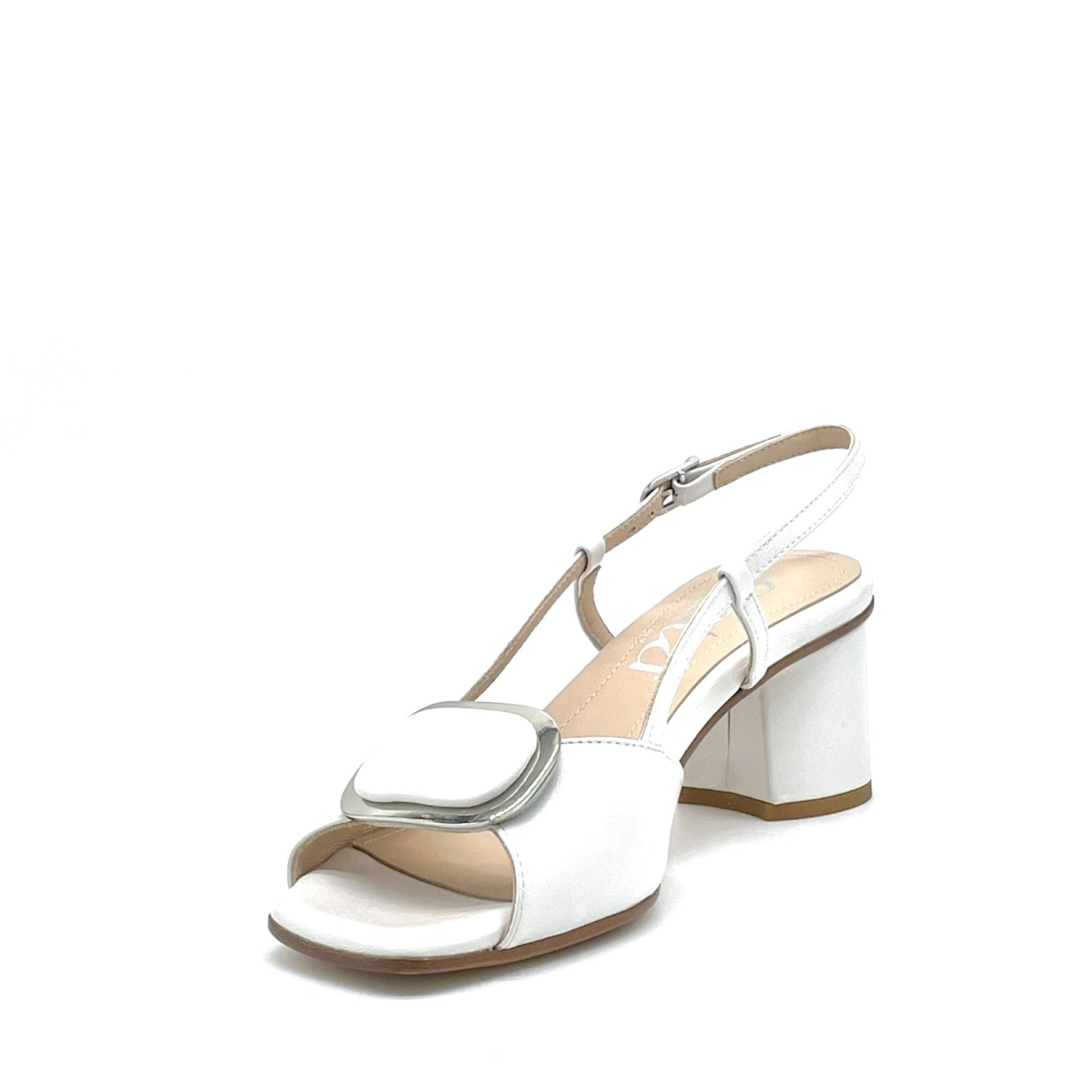 Sandalo in pelle bianca con accessorio acciaio – Cod. 16136